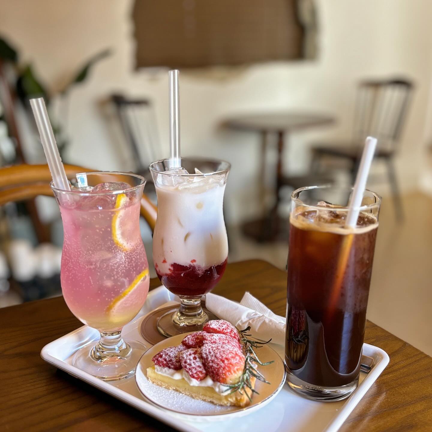 몇달만에 먹은 아아였는데 넘 맛있었다🥹❤️

가려던곳 안가고 즉흥으로 들어간곳🍓
냥이 못봐서 아쉽

#비토하우스 #전포동 #전포동카페거리 #잔포동카페 #디저트맛집 #부산서면 #부산카페