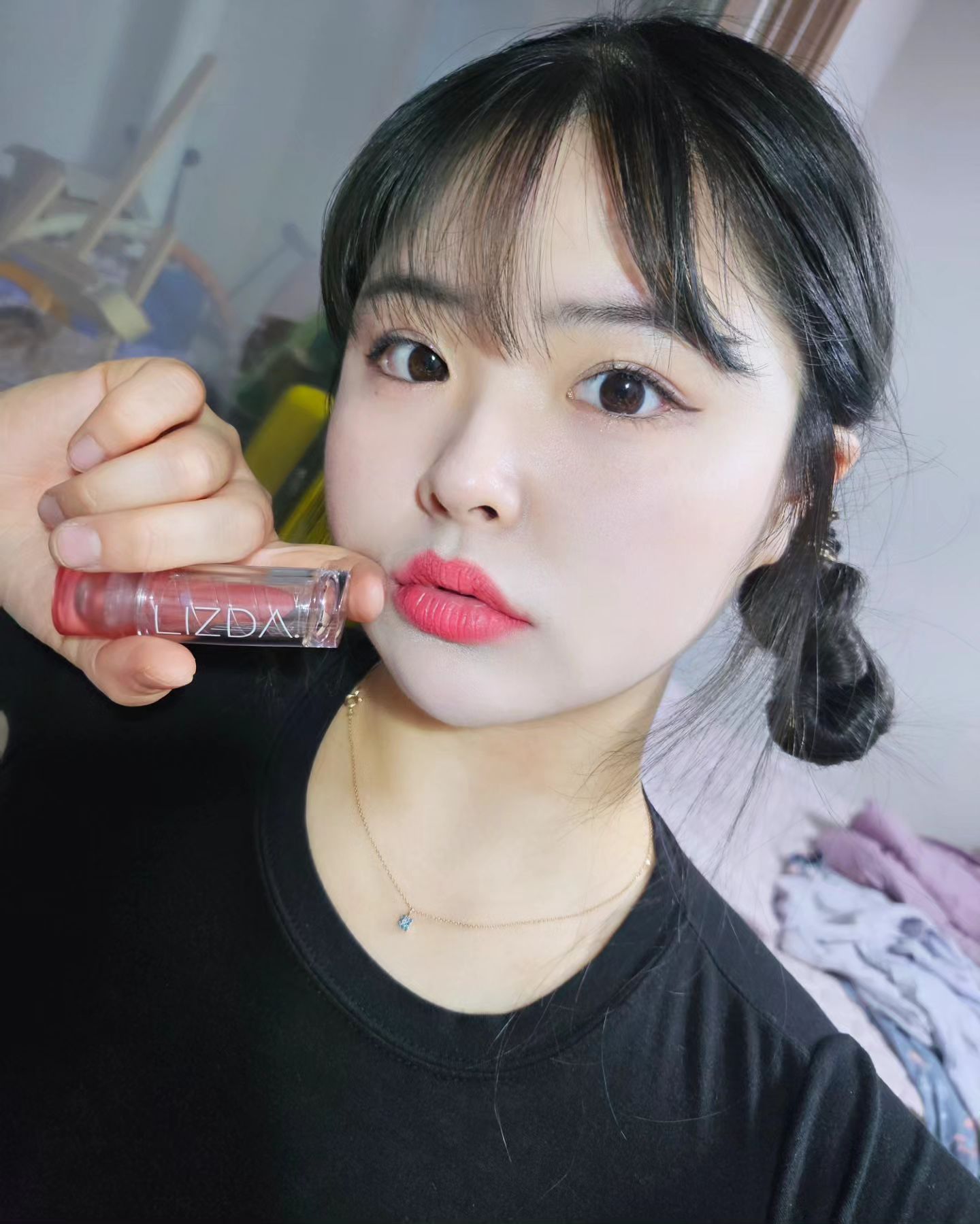 #협찬 
최강 여쿨에게 딱인 #리즈다 무드 핏 팔레트!!
요즘 매일 쓰는 데일리 메이크업 세트입니다💜💜 

가볍게 한 손으로 싹 감기는 미니미한 사이즈로 휴대하기도 너무 편했어요 

치크는 아무것도 바르지 않은듯 투명하게 밀착되어서 깨끗한 과즙 메이크업 완전 가능!! 

에어핏 벨벳 립스틱 _빈티지로즈
차분한 쿨 누드톤의 빈티지 로즈 색상이에요

조금 매트해 매트립광들에겐 딱이에요
저처럼 매트립 싫어하시는 분들은 립글로즈 위에 덧바르면 아주 예쁘고 부드럽게 발색된답니다💜💜 

모두 미니미한 사이즈여서
리즈다 #쿨톤 세트로 언제 어디서나 메이크업 가능하답니다🫶

#아이팔레트 #섀도우팔레트 #아이섀도우팔레트 #쿨톤팔레트 #5구팔레트 #블러셔 #쿨톤블러셔 #립스틱 #쿨톤립스틱 #벨벳립스틱 #핑크블러셔 #데일리 #추천 #올리브영 #쿨톤추천 #likes