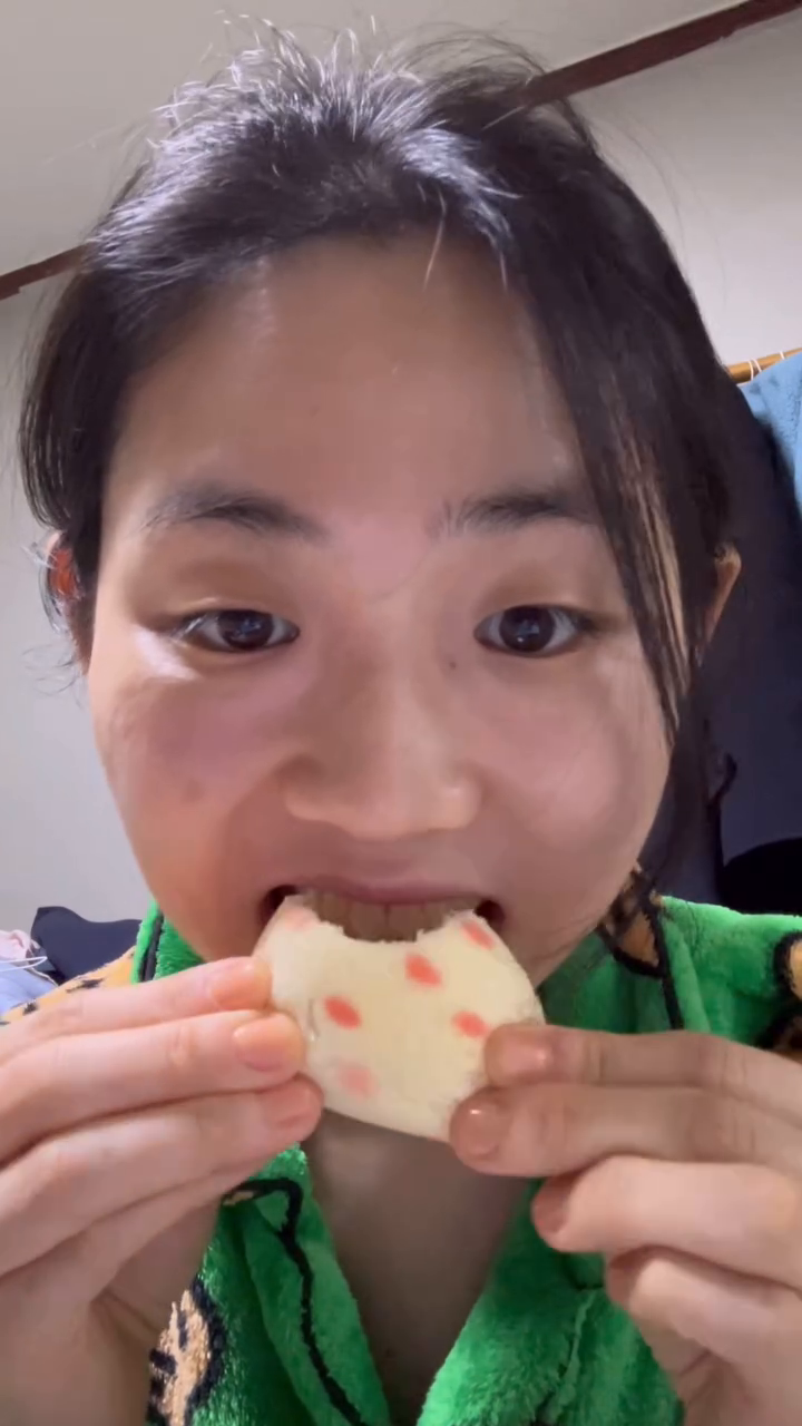 이걸 #도쿄딸기 🍓라고 해야되 #도쿄바나나 🍌라고 해야되?