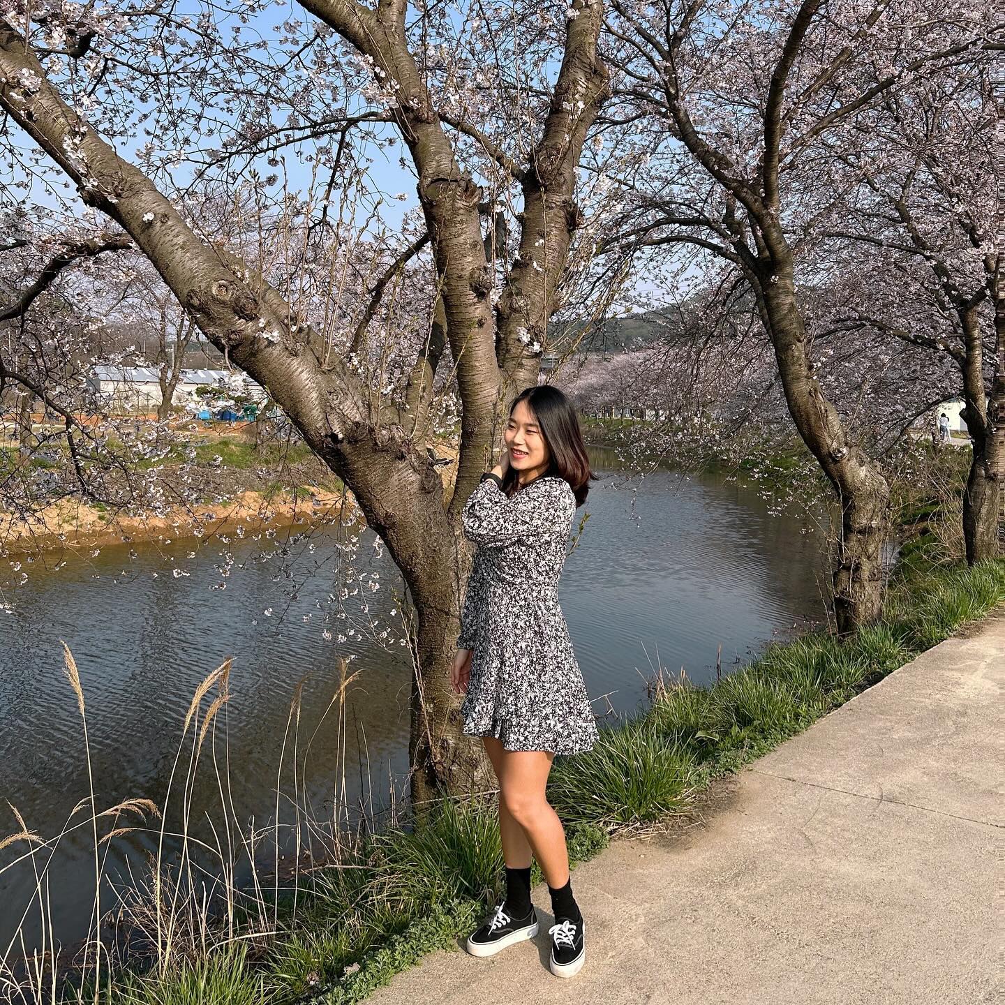 벚꽃놀이 🌸
올해는 오빠랑 벚꽃놀이
사진 찍을 때 위에서 나를 눌러찍어도 좋아
해달라고 하는거 말하면 들어줘서 좋아
나 힘쎈거 알면서도 짐 다 들어줘서 좋아
유일하게 나를 쪼꼬미로 봐주는 사람 ♥♡♥♡
요즘 이래저래 일 생겨서 힘들었는데
오빠가 있어서 다행이야 💕
이번주 당진 벚꽃길 벚꽃축제한대요
다녀오세요 ! 만개하면 진짜 이쁠것 같아용
난 이번주 음악분수 보러가야징 🫶
.
.
.
#럽스타그램 #봄놀이 #당진 #당진벚꽃길 #충남여행 #당진여행 #데이트 #운동안해 #운스타그램 #어디갔어 #7개월째연애중 #남자친구궁금하지 #키130