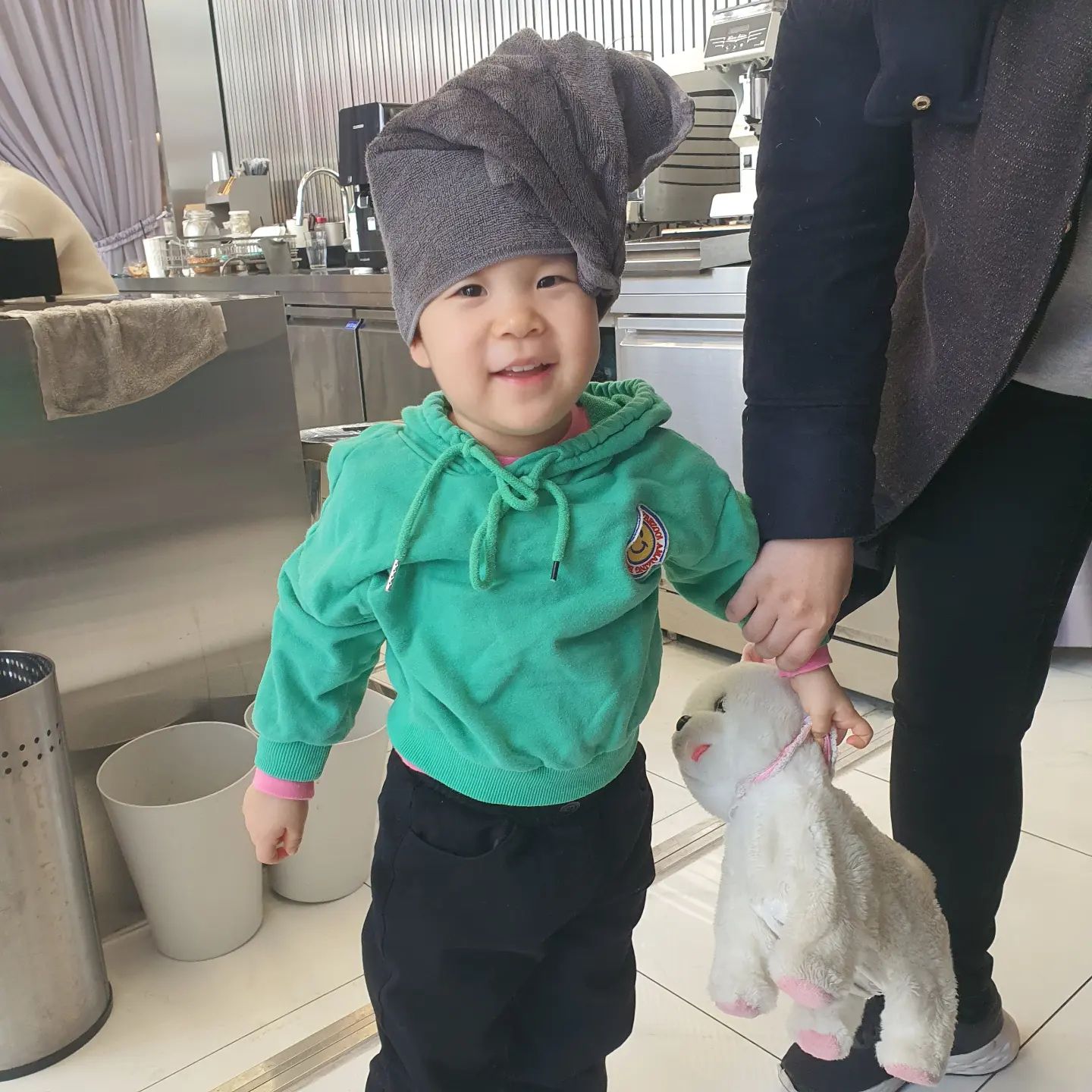 #소띠아가
#1132일
#37개월6일
난생처음 미용실!
좀 산만하긴 했지만 ㅋㅋㅋㅋ 다행히 울지 않고 무사히 커트 완료ㅋㅋ!
원래는 끄트머리만 좀 자를려고 했는데 어쩌다보니 단발머리가 됨 ㅋㅋㅋㅋ
다행히 묶이긴 한다 ㅋㅋㅋㅋ
앞머리는 낼까말까 고민하다가 자주 관리해줘야할것 같아서(귀찮....) 그냥 안내기로 함 ㅋㅋㅋㅋㅋㅋ
머리도 빨리마르고 좋다!!
