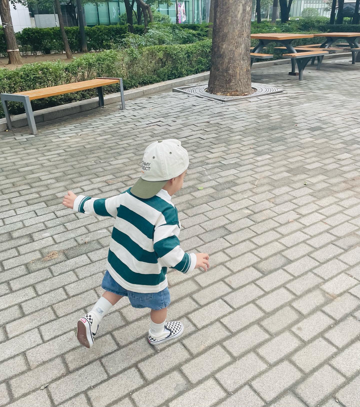 ෆ̇ 𝟱𝟴𝟱𝙙𝙖𝙮𝙨

거꾸로 기록🖊️

연휴 첫날은 아빠의 출근으로
엄마랑 동네 공원 산책🍂
(갈 곳이 없댜.. 얼른 운전 연수 받아서
엄마가 운전대를 잡아볼게..🚗🚙)
그래도 가을 날씨 듬뿍 느낄 수 있어 좋았던 날.ᐟ

#안에서도밖에서도
#안아안아안아
#안아병걸린19개월👶🏻
