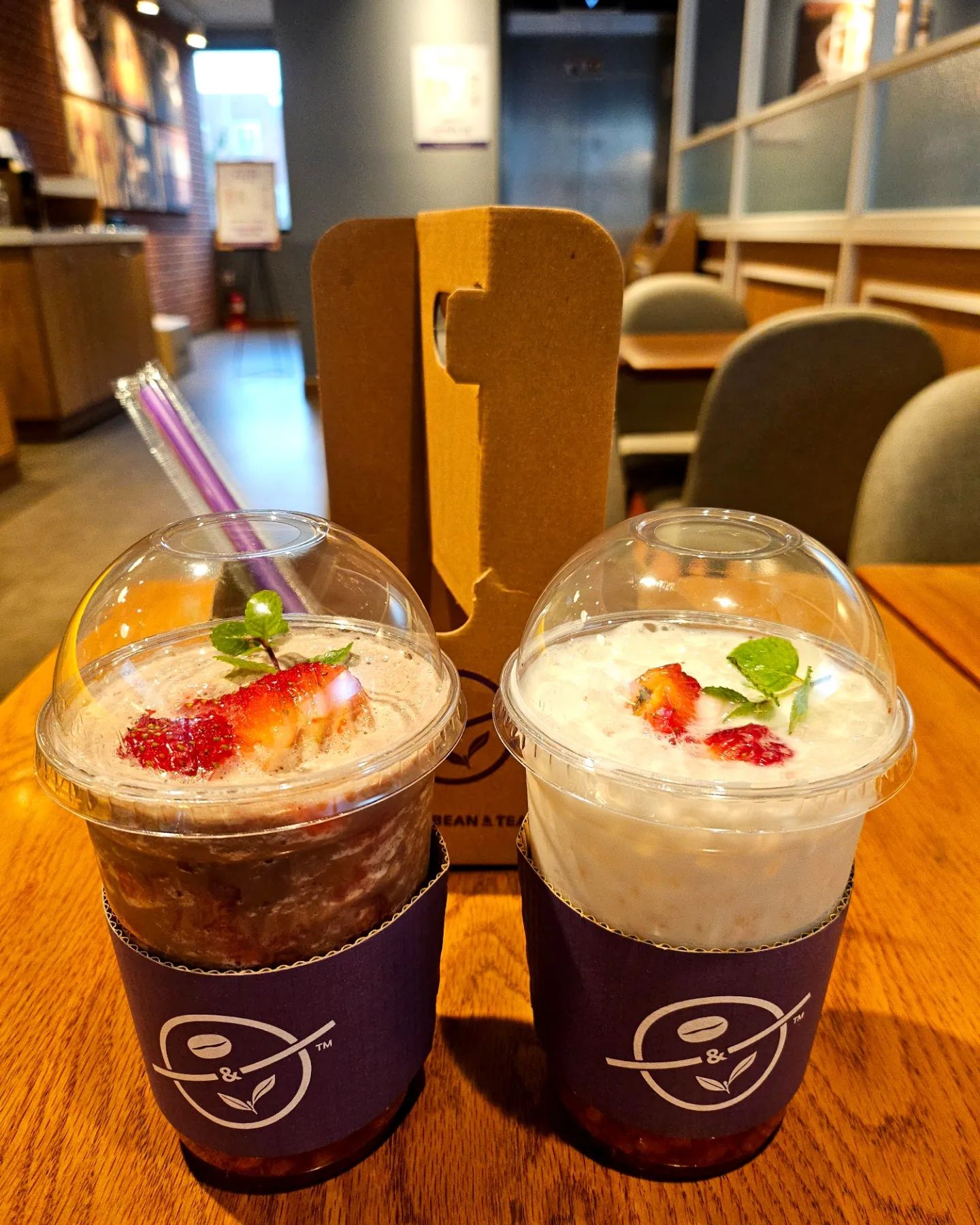 #협찬

설향이 전하는 달콤한 순간🍓
<커피빈의 딸기 시즌>이 드디어 시작되었습니다!!

🍓설향 딸기 초콜릿 아이스 블렌디드
🍓설향 딸기 라떼
🍓설향 딸기 아이스 블렌디드
🍓설향 딸기 요거트 아이스 블렌디드

제가 주문한 메뉴는
🍓설향 딸기 초콜릿 아이스 블렌디드
딸기맛,초코맛이 다 잘 느껴지고
딸기알이 커서 씹는맛도 좋고 
딸기가 정말 가득가득해요🫢 

🍓설향 딸기 라떼
풍부한 딸기 풍미를 느낄수 있는 딸기 시즌 베스트음료👍
딸기 반 우유 반 으로 큼직한 딸기 과육이 들어있어 
딸기 좋아하시는분 강추!!

coffeebean_kr

#커피빈 #커피빈코리아 #딸기 #신메뉴 #딸기라떼 #딸기요거트 #딸기시즌 #설향딸기 #딸기음료 #커피빈신메뉴 #설향딸기라떼 #커피 #커피추천 #추천메뉴