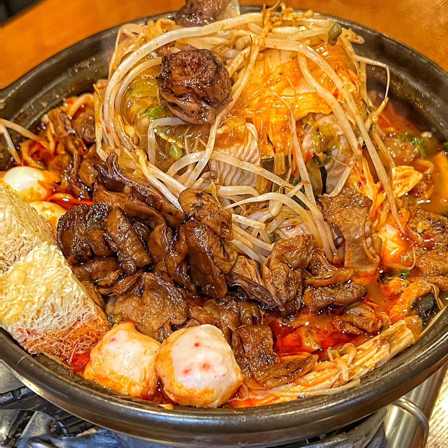 마라의 황제 최형진 셰프님의 중식요리 맛집

송리단길 근처에 위치한
중식 최강 맛집입니다! 

진지아는 ’형진이네 집‘이라는 뜻으로
실제로 스타셰프인 최형진 셰프님이
직접 운영하시고 있어요! ٩( ᐛ )و 

시그니처메뉴인 마라곱창전골은
곱창누린내도 없고 마라와 조합이 
신기하게 너무 잘어울리더라구요🔥

꿔바로우는 리치과육이 들어갔다고합니다!
사이드메뉴지만 메인메뉴 못지않게
양과 퀄리티 모두 챙겨서 자리잡고 있었어요🙌🏻

직원분들도 친절하시고 분위기도 고급져서 
모임이나 기념일, 외식장소 어디든
잘어울릴 것 같습니다 ಇ( ˵ᐛ ˵)ಇ 

중식 찐맛집 찾고계신분들은 진지아로 고고 ෆ.̮ෆ 

🥢 송파 #진지아 
- 서울 송파구 백제고분로41길 12-9 1층, 2층

_

#마라맛집 #중식맛집 #중식당 #마라 
#잠실맛집 #잠실맛집추천 #잠실핫플
#송리단길핫플 #송리단길맛집