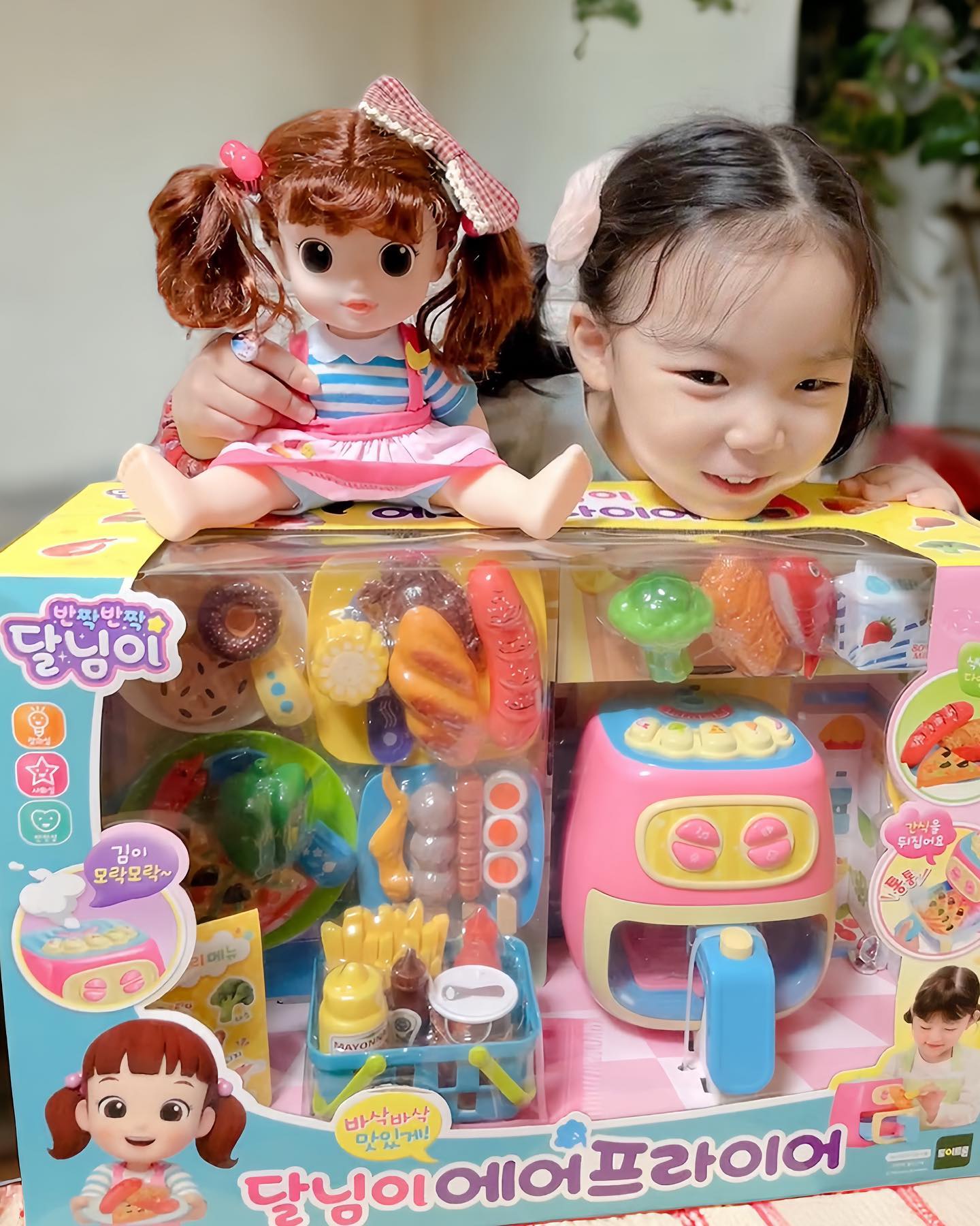 #당첨후기 x dalimi_toytron 

예리가 넘넘 좋아하는 달님이가 예리에게 선물을!!^^
함박눈이 펑펑 오던 날 
신나는 눈놀이도 멈추고 집에 달려오게했던
달님이 에어프라이어 랍니다^^

너무 신나서 바로 열어봤는데
와~ 구성이 정말 알차요!
양식, 일식, 분식, 디저트, 소스까지!
에어프라이어 안에 넣으면 맛있게 익혀져서
색깔도 변하고 물 넣으면 뜨겁지 않은 신기한 연기도 나구요~

예리사장님이 엄청 후하게 주셔서 
요걸로 온 가족 배부르게 먹었어요 ㅎ ㅎ 

고마워 달님아~~~

참고! 달님이 인형은 들어있지 않아요~~ 예리꺼랍니다^^

#키즈모델설예리 #키즈인플루언서 #키즈모델
#키즈패션모델 #장난감모델 #달님이 #달님이장난감
#역할놀이장난감 #역할놀이 #달님이에어프라이어