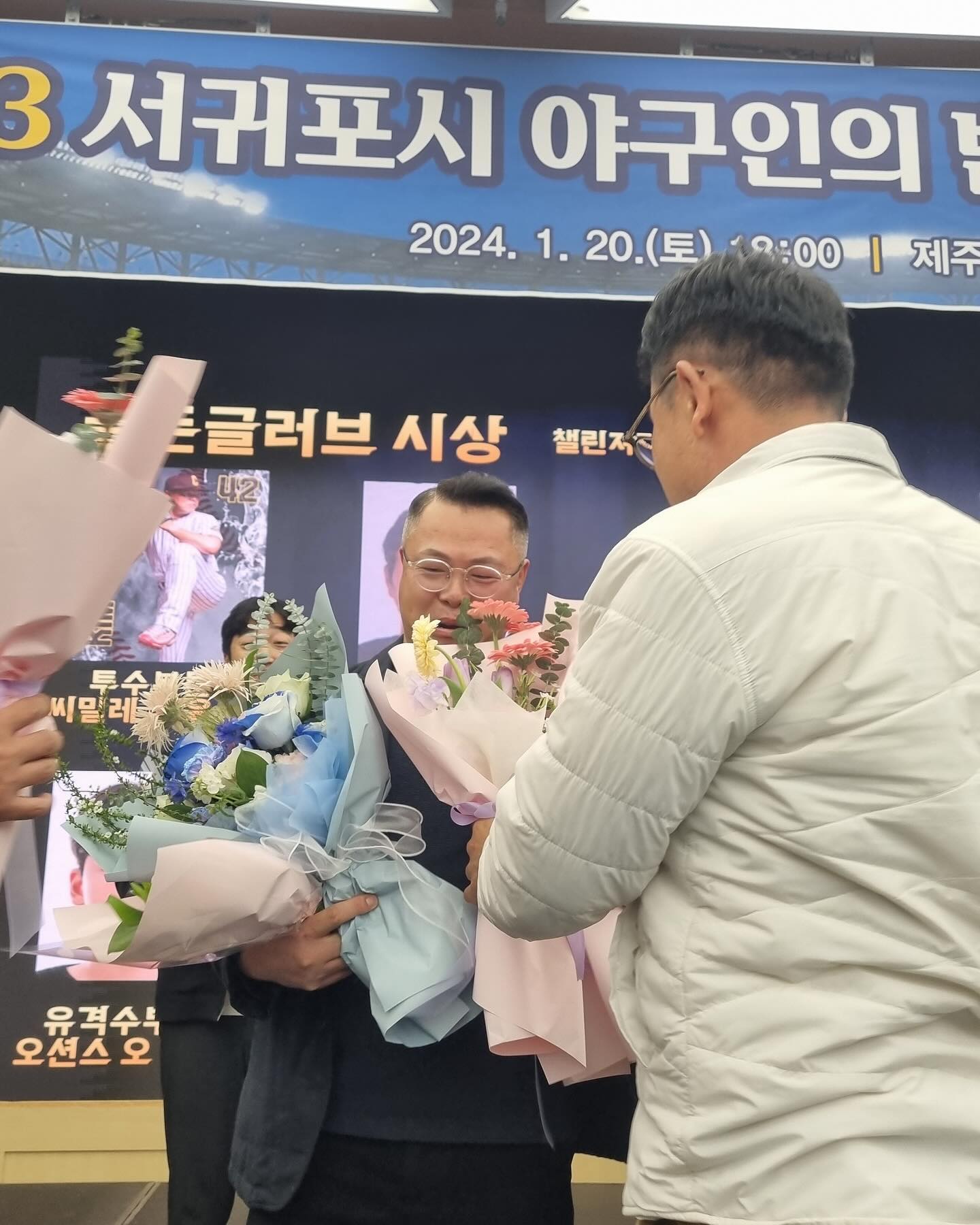 진짜 오랜만에 시상식!!
야구하면서 시상대 앞에 진짜 많이 서봤는데 팀에서 이만큼 진심으로 축하해주는 시상은 처음인듯합니다. 
어느순간부터 열심히 보다는 재밌게 즐기면서 야구하고 있는데 올해 운이 좋게도 골든글러브 시상을 받게 되었네요. 
제주에 와서 재밌게 야구할 수 있도록 도와준 씨밀레 팀원들께 너무 감사드리고 올해도 한번 달려가봅시다. 
야구는 몰라도 서귀포에서 술은 가장 잘마시는 팀!!ㅋㅋ

#사회인야구 #야구 #서귀포야구 #서귀포사회인야구 #골든글러브
