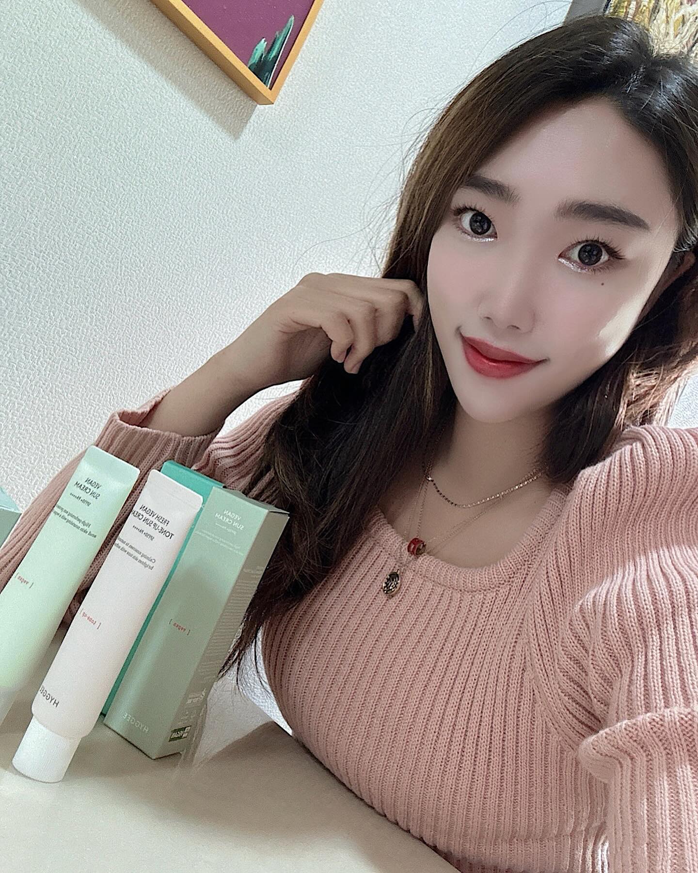 #협찬 #휘게 ᴴᵞᴳᴳᴱᴱ 🌿

☀️선케어의 장인 휘게 비건 선크림➰선스틱☀️

휘게는 순한 성분으로 민감한 피부를 지켜주는 화장품 을 만들며 유해한 
성분은 빼고, 자연에서 얻은 건강하고 순한 성분은 더하여 모든 피부에 
편안함을 지켜주는 브랜드에요!

🔳100% 비건 선크림
겨울철에도 자외선 차단제는 필수인데 수분 크림을 바른듯한 촉촉한 
수분 에센스 타입 보습 유기자차 선크림으로 답답함과 백탁 없는 
안심 저자극의 자극 수치 0.00의 순한 선크림 타입이에요!

🔲프레쉬 비건 톤업 선크림 
환경을 생각한 친환경 용기로 재탄생한 톤업 선크림 칼라민 파우더로 
칙칙한 피부 톤을 자연스럽게 톤 보정해 줘요 
100% 무기자차 논나논 베이스로 순하게 피부에 착 붙는 밀착감 높은 
톤업 선크림 타입이에요! 

🔳클린 비건 선스틱🥑
비건 포뮬러와 함께, 업사이클링 원료로 지구와 환경을 생각한 
비건 뷰티 브랜드 휘게 선케어 제품 자외선으로부터 달아오른 
피부를 진정시켜주는 3중 수딩 콤플렉스(칼라민, 알란토인, 마데카소사이드) 가 피부 스트레스를 완화해 주고 피부를 진정시켜주는 애프터 선케어 산뜻보송한 사용감으로 끈적이거나 번들거림 이 없어 발림성이 좋은 선스틱 

자외선으로부터 내 피부도 보호하고 환경도 지키는  휘게 선케어 제품으로 꼼꼼히 피부를 지켜요 🙏🏻 
hyggee_official 

#화해 #화해SNS리뷰단 #휘게 #선크림 #선스틱 
#비건 #선크림추천 #비건선크림 #톤업선크림 #비건선스틱