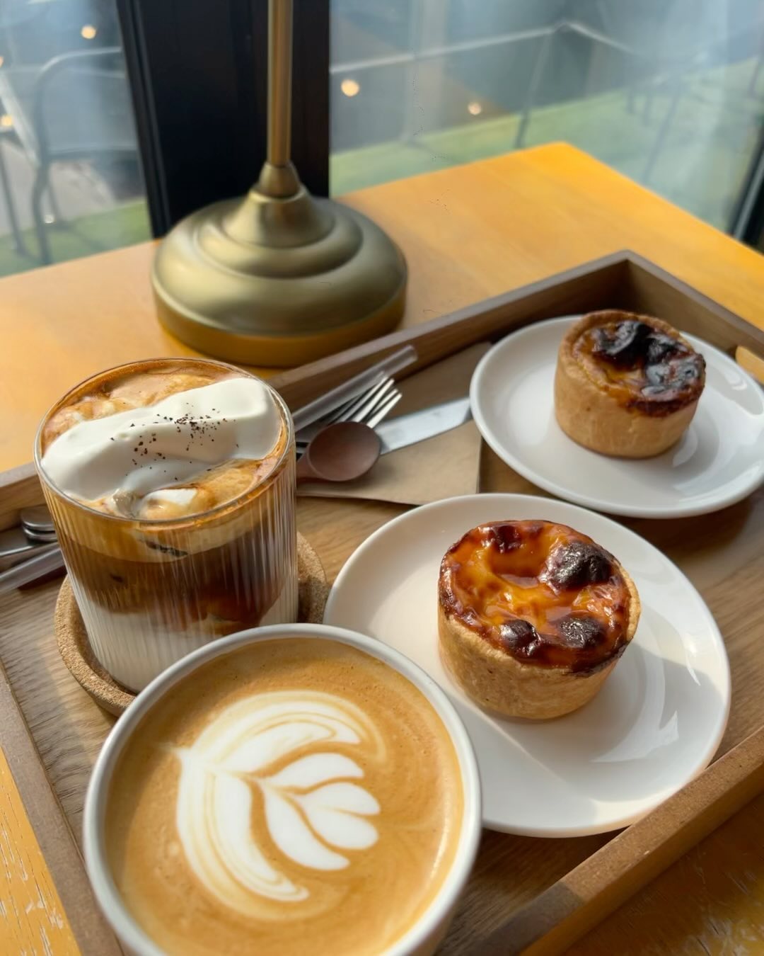 오늘의 카페 😋

📍바람이 불어오는 곳 

김광석거리에 있는 카페 ☕️
친구가 인스타에서 보고 알려줘서 이번에 같이 방문해 봤다. 

에그타르트랑 크림라떼가 유명한 곳이라고 해서, 
둘 다 먹어 봤는데 맛있었다. 

1️⃣에그타르트 
가격이 있는 편인데, 속이 알차고 맛있다. 
포르투갈식 에그타르트를 생각한다면 살짝 다른 스타일 같다. 

2️⃣크림라떼 
덜 달고, 고소한 크림라떼 좋아한다면 취향에 맞을듯!