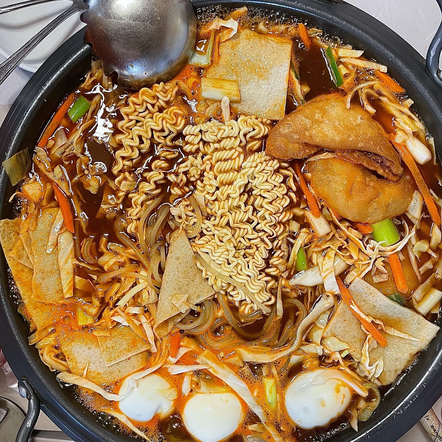 ✔️ 종점
😋 떡볶이 3인기본 + 무뼈닭발
🧐 즉석떡볶이의 원조 신당동 떡볶이는 
전국민이 한번쯤은 꼭 먹어야할 근본,
밀키트로도 출시되어 언제 어디서나 신당동을 느낄 수 있음

jj__origin
서울 중구 다산로 217-1 종점

#jmt #존맛 #동네맛집 #맛스타그램 #맛집소개 #맛집스타그램 #맛집추천 #맛집탐방 #맛스타 #먹스타 #맛집 #먹방 #맛집투어 #먹방스타그램 #먹스타그램 #오늘의맛집 #맛집공유 #추천맛집 #찐맛집 #전국맛집 #맛집여행 #맛집그램 #맛집코스 #먹스타맞팔 #핫플레이스 #핫플 #서울여행 #서울여행지추천 #서울데이트코스 #협찬
