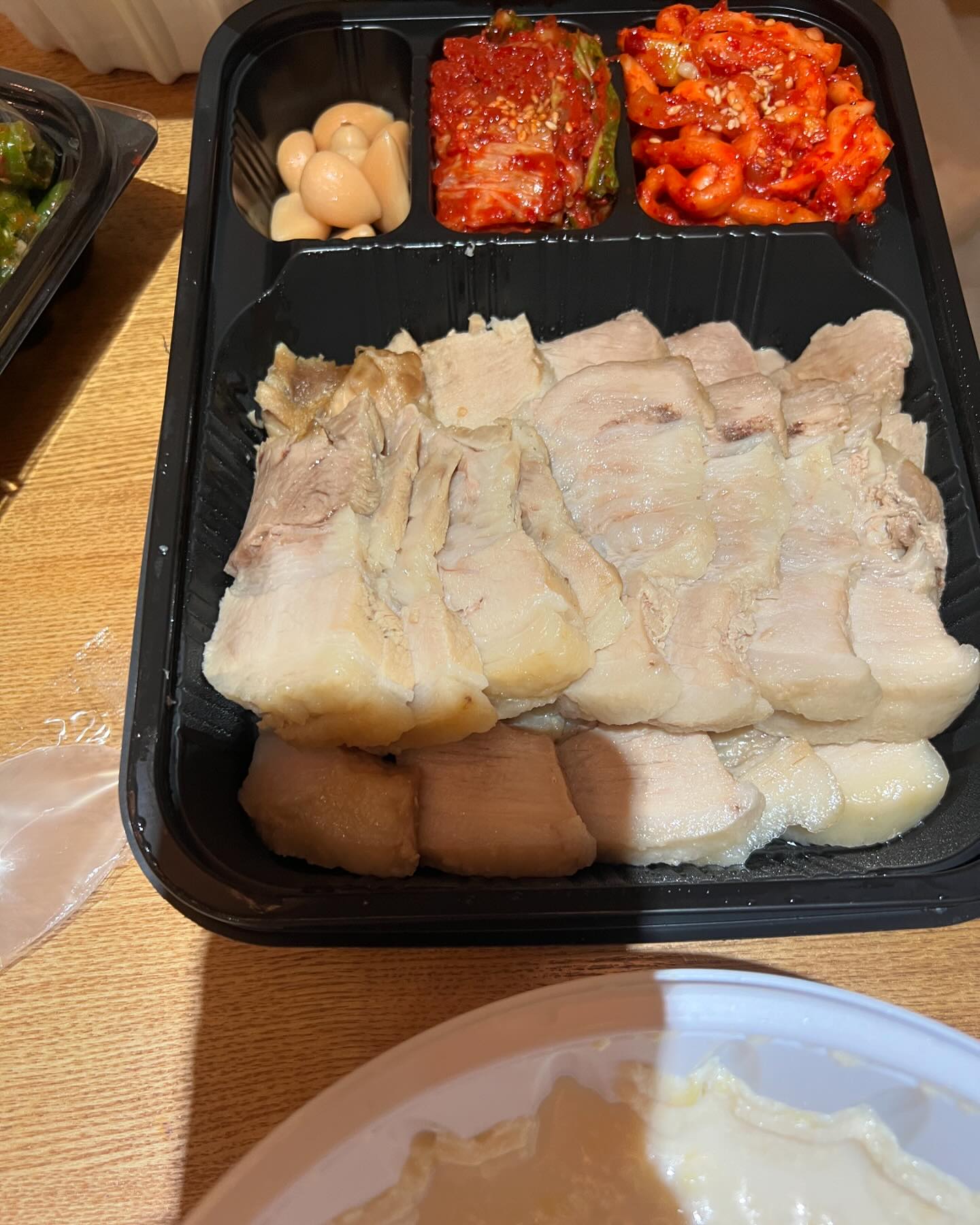 오빠랑 같이 자고 눈 뜨고 뭐먹지 하다 같이 고른 양많은 보쌈정식인 보리밥에 해물파전!! 오빠랑 둘이서 먹기에도 양이 어마어마하다보니 남겼당😊😅❤️
