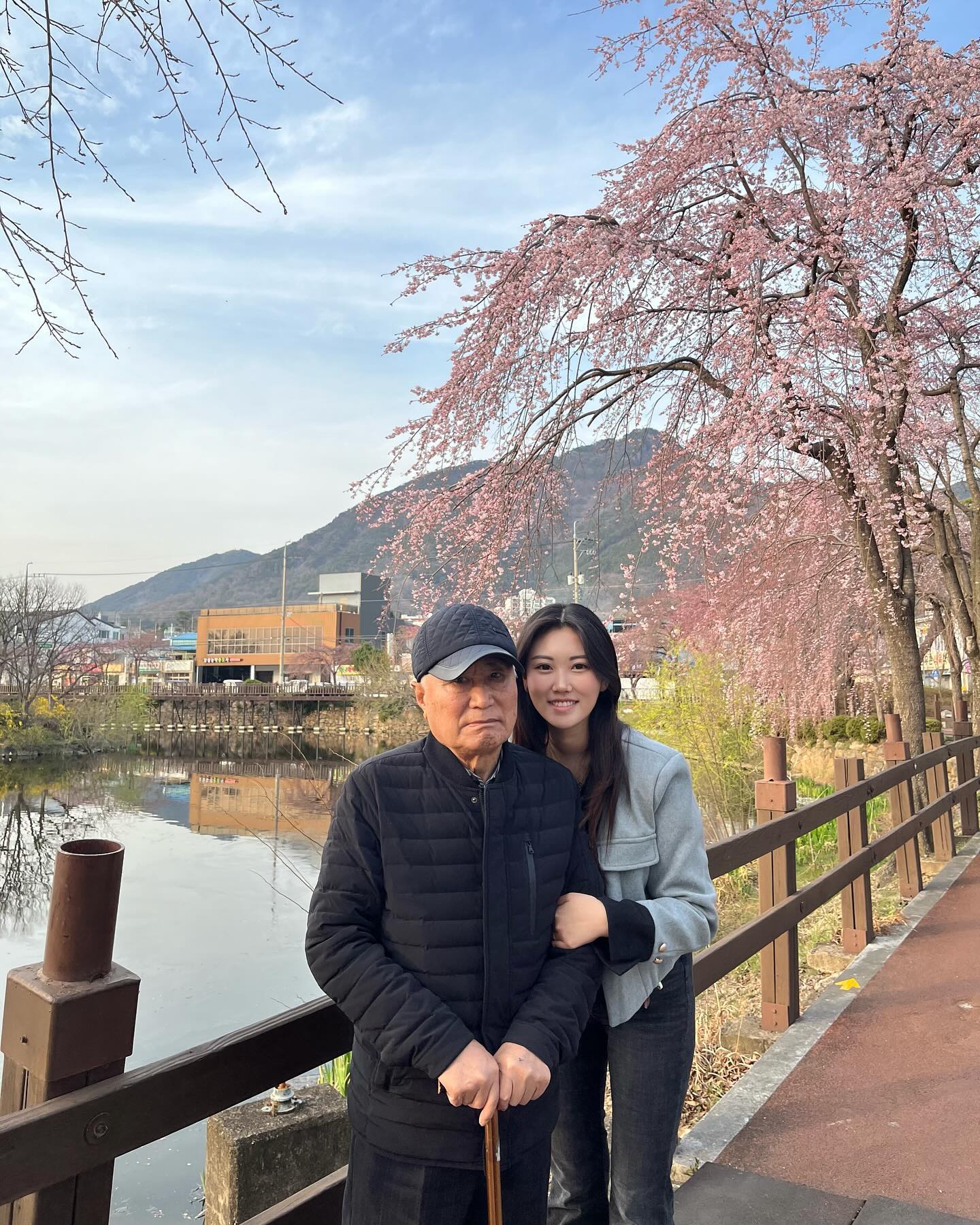 올해 첫 벚꽃은 할부지랑 이서방이랑 🌸
누가 우리 할아버지 좀 웃겨주세요🤣