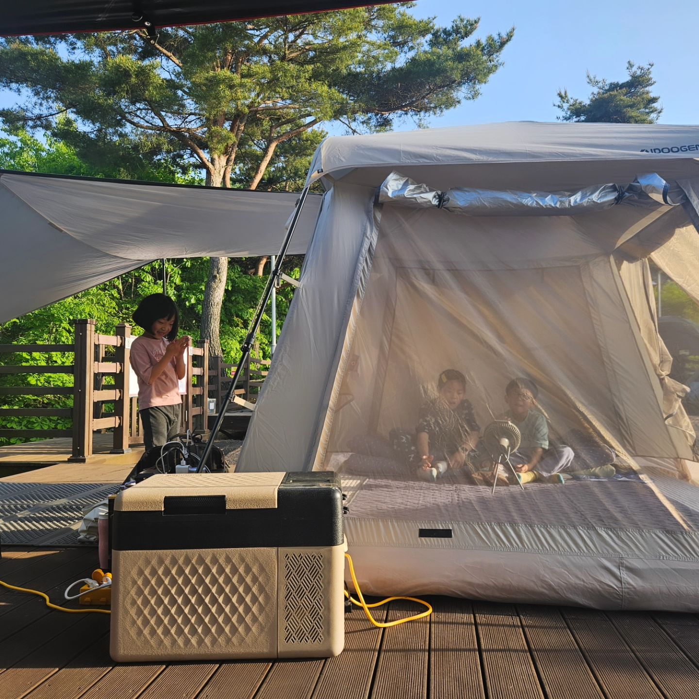 #협찬
이번 주말 우리 가족과 함께한
아이두젠 오토4 울트라 와이드. ⛺️ 🏕 
한낮 30도로 치솟는 온도 때문에 힘들었지만
UV 실버코팅 원단으로 자외선 차단되는 원단과
루프 플라이, 텐트 앞 공간을 2배 정도 확장이 되는
더블 익스텐션 덕분에 더위를 피할수 있었다.
게다가 1단과 2단으로 조절되어 사용
프라이버시까지 보호할 수 있단 말씀.✌️
오토 텐트로 피칭 시간도 절약할 수 있어서 
쉴 수 있는 시간도 더 많아진다.

#아이두젠 #아이두젠텐트 #캠핑텐트 
#원터치캠핑
#캠크닉 #오토4울트라와이드