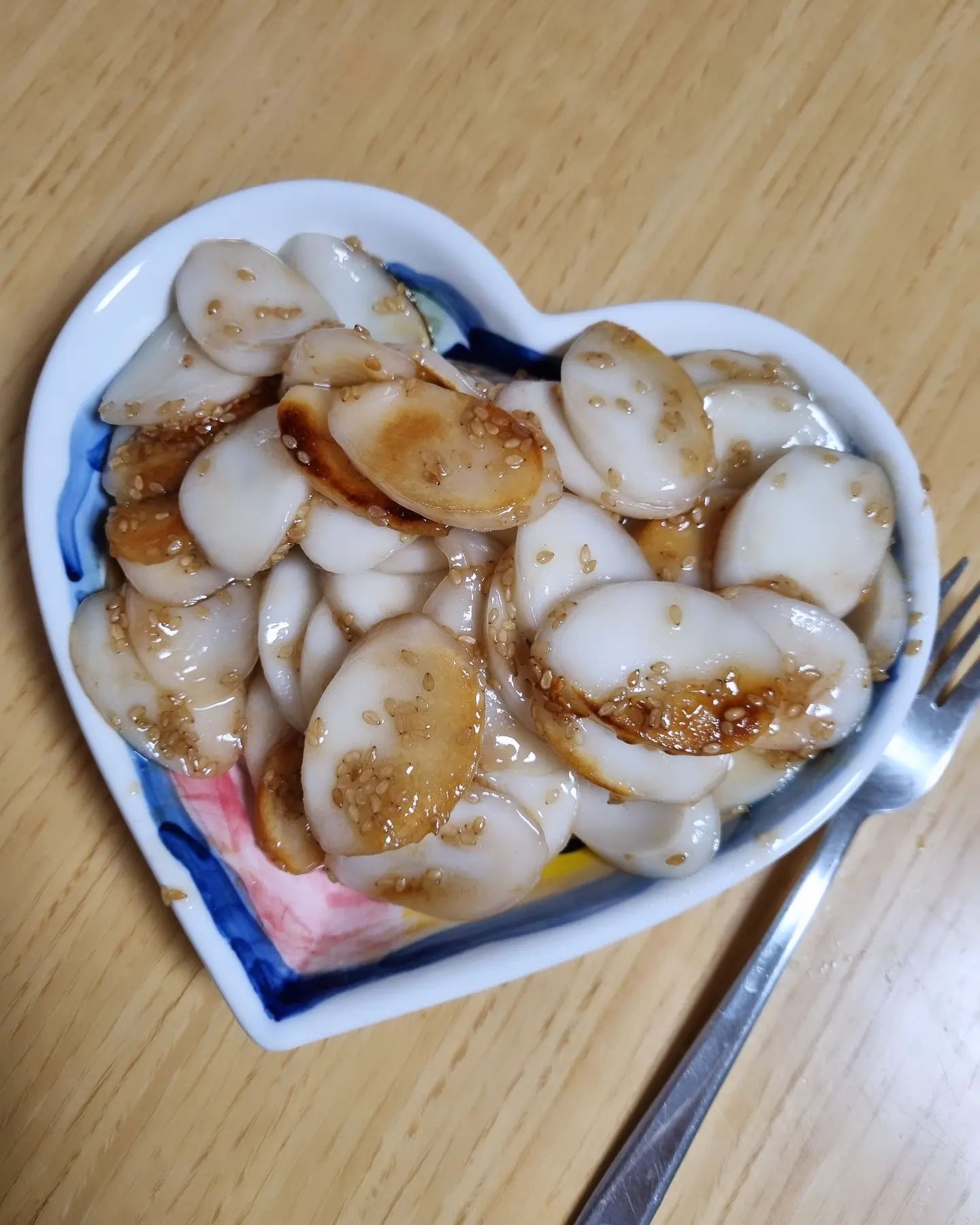 [호떡볶이]
명절부터 코,목감기 시작 ㅠㅠ
월욜에는 점심도 거르고 자느라
아이들의 늦은 간식으로
편스토랑 호떡볶이로~~
엄청 간단하고 재료도 진짜 없다~~
남은 떡국떡으로 이렇게 먹을 수 있다니!!!
정말 호떡 느낌 물씬~~~

암튼, 다들 감기 조심이요!!

#설연휴간식
#설연휴마지막날
#호떡볶이
#편스토랑레시피
#류수영레시피