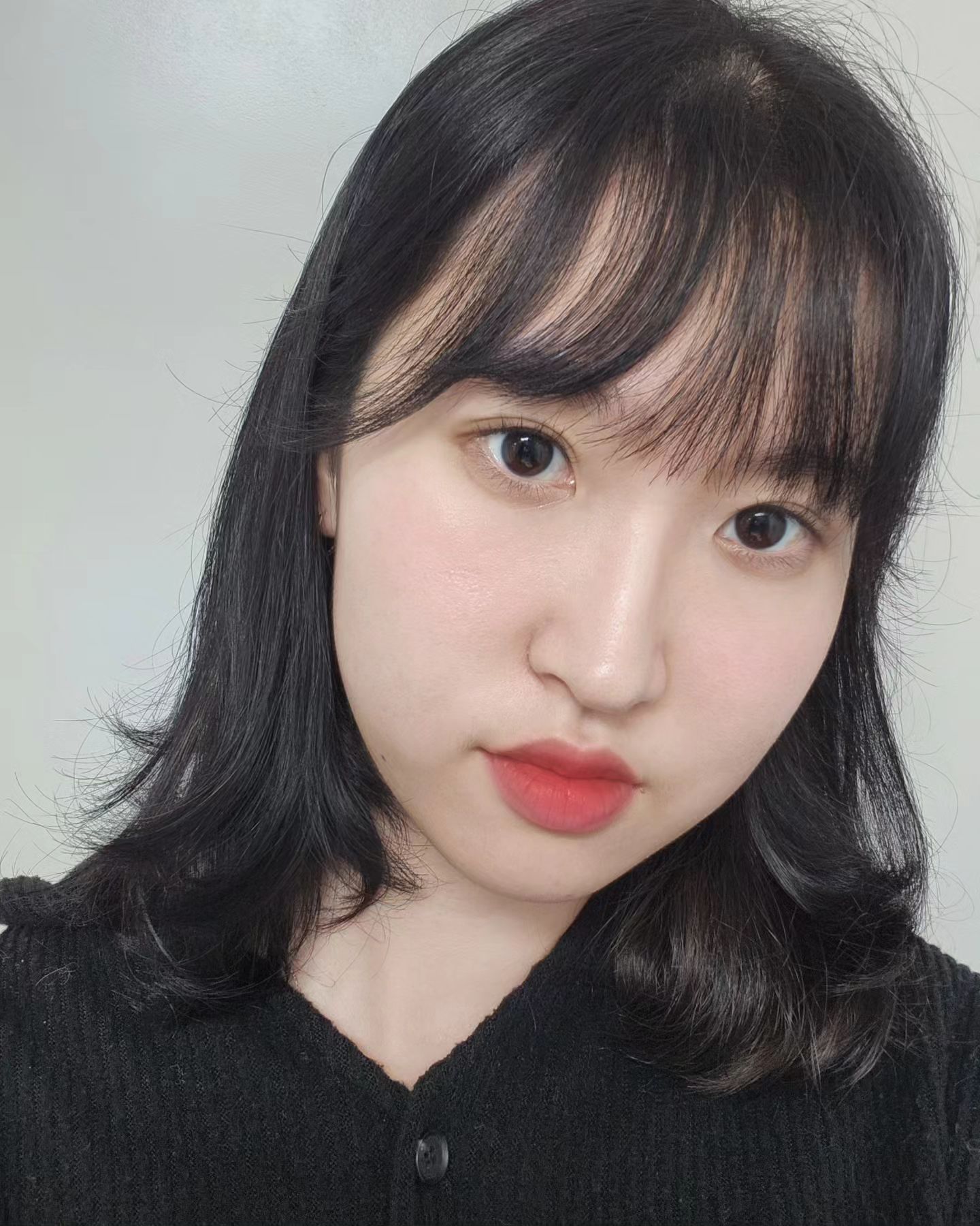 #협찬 touchinsol.official

🤍터치인솔 비건어게인 블러셔 스틱🤍

요즘 눈화장을 덜 하는 대신 피부화장에 신경을 많이 쓰고 있는데요, 그 중 하나가 블러셔였어요😗

하지만.. 가루타입의 블러셔는... 저를 정말 힘들게 했답니다🫠 양조절이 너무너무너무 어려웠거든요🥲

근데 🤍비건어게인 블러셔 스틱🤍은 적당양을 손에 바르고 얼굴에 톡톡 발라주기만 하면 되는 거 있죠..!🥹
이런 제형의 블러셔가 있었다니.. 넘나 혁명인 것..

색상은 베리(분홍)와 탠저린(코랄)이 있는데,
피부타입에 맞게 고르셔서 쓰시면 될 것 같아요!

이목구비가 비어보일 때 블러셔 강추드립니당♡

#협찬 #터치인솔 #touchinsol #크림블러셔 #쿨톤블러셔 #볼터치추천 #스틱블러셔 #블러셔추천 #핑크블러셔 #코랄블러셔 #웜톤블러셔 #볼터치 #크림치크 #치크