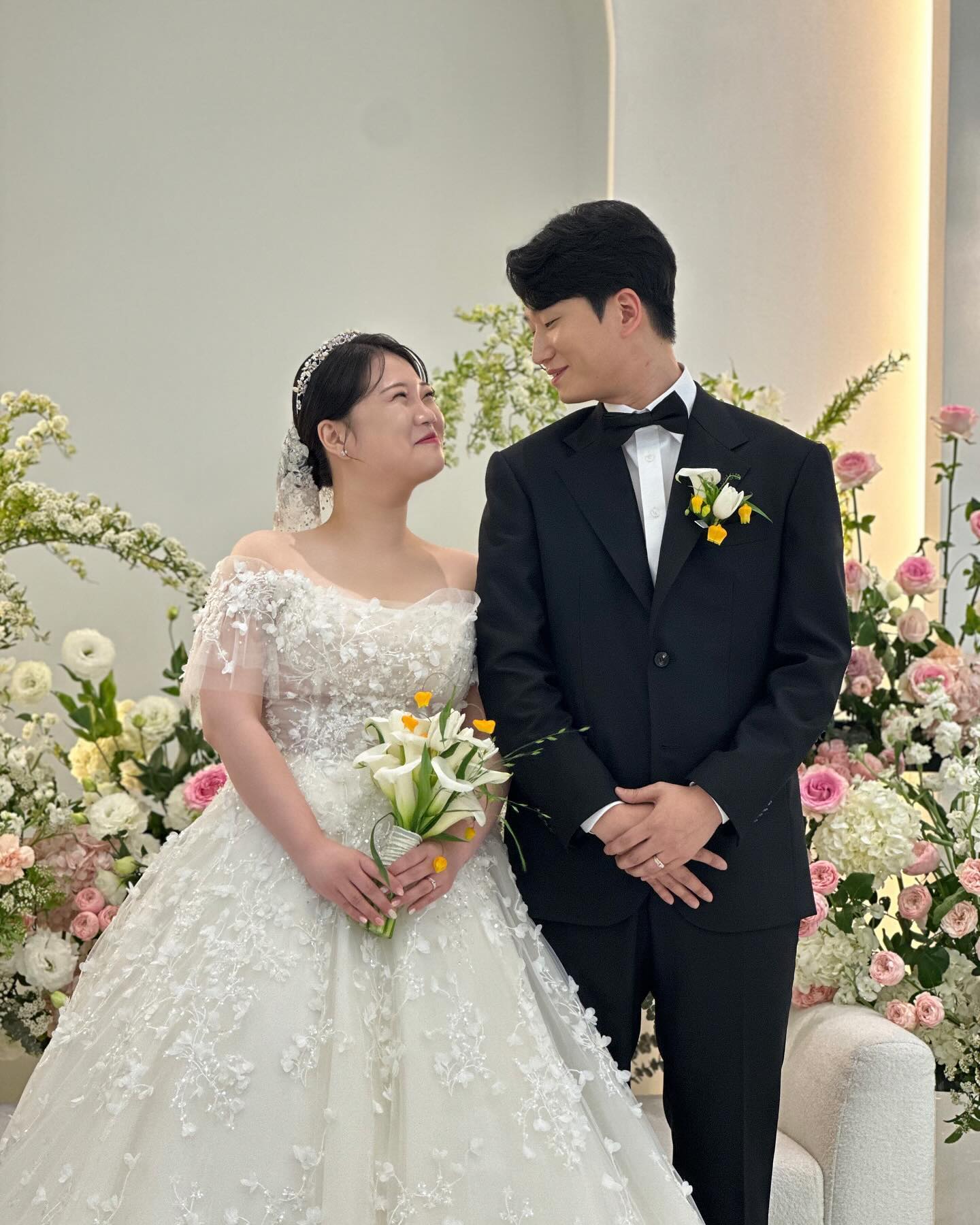 저희 두 사람이 하나되어 출발하는 자리를
축하해주신 모든 분들께 감사 인사드립니다.

귀한 발걸음 해주신 분들과
후의를 베풀어주신 고마운 마음
잊지 않고 오래오래 간직하겠습니다.

직접 찾아뵙고 인사드려야 함이 도리이오나
글로 대신함을 너그러운 마음으로 
혜량하여 주시기 바랍니다.

베풀어주신 사랑에 보답할 수 있도록
행복하게 잘 살겠습니다.
항상 건강하시고 
늘 행복이 함께 하시길 기원합니다.

감사합니다.

🤵🏻‍♂️시명훈 👰🏻‍♀️ 한승미 올림