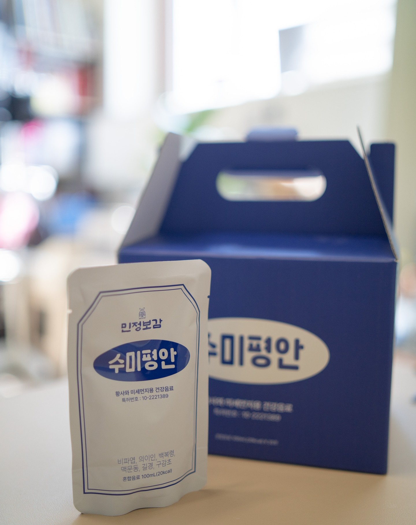 #협찬 #제품제공

매주 캠핑을 다니면서 나름 맑은 공기 마시고 다닌다고 생각했는데, 더 많은 시간을 자동차 매연과 미세먼지 등과 시달리고 있으니 잔기침과 가래는 일상이라 생각하게 됐는데요. 기관지 건강에 좋은 음료를 소개해드리겠습니다.

민정보감 수미평안은
✅12시간을 달여 만듭니다.
✅약재의 궁합과 상성을 잘 고려하여 만든 기관지 음료입니다.
✅현직 한의사가 수년간 연구개발하여 만들었습니다.
✅특허받은 목관리 건강음료입니다.

목에 자주 가래가 끼고, 잔기침도 자주하는 편인데 수미평안 후기를 보면 많이들 좋아졌다고 하더라고요, 저도 꾸준히 마셔서 기관지 건강 회복해보겠습니다.
수미평안 하루 1~2회, 1회에 1포를 지속적으로 섭취하여 기관지 건강을 지켜주세요.^^

#수미평안 #민정보감 #기관지음료 #한방음료 #특허음료 #기관지건강