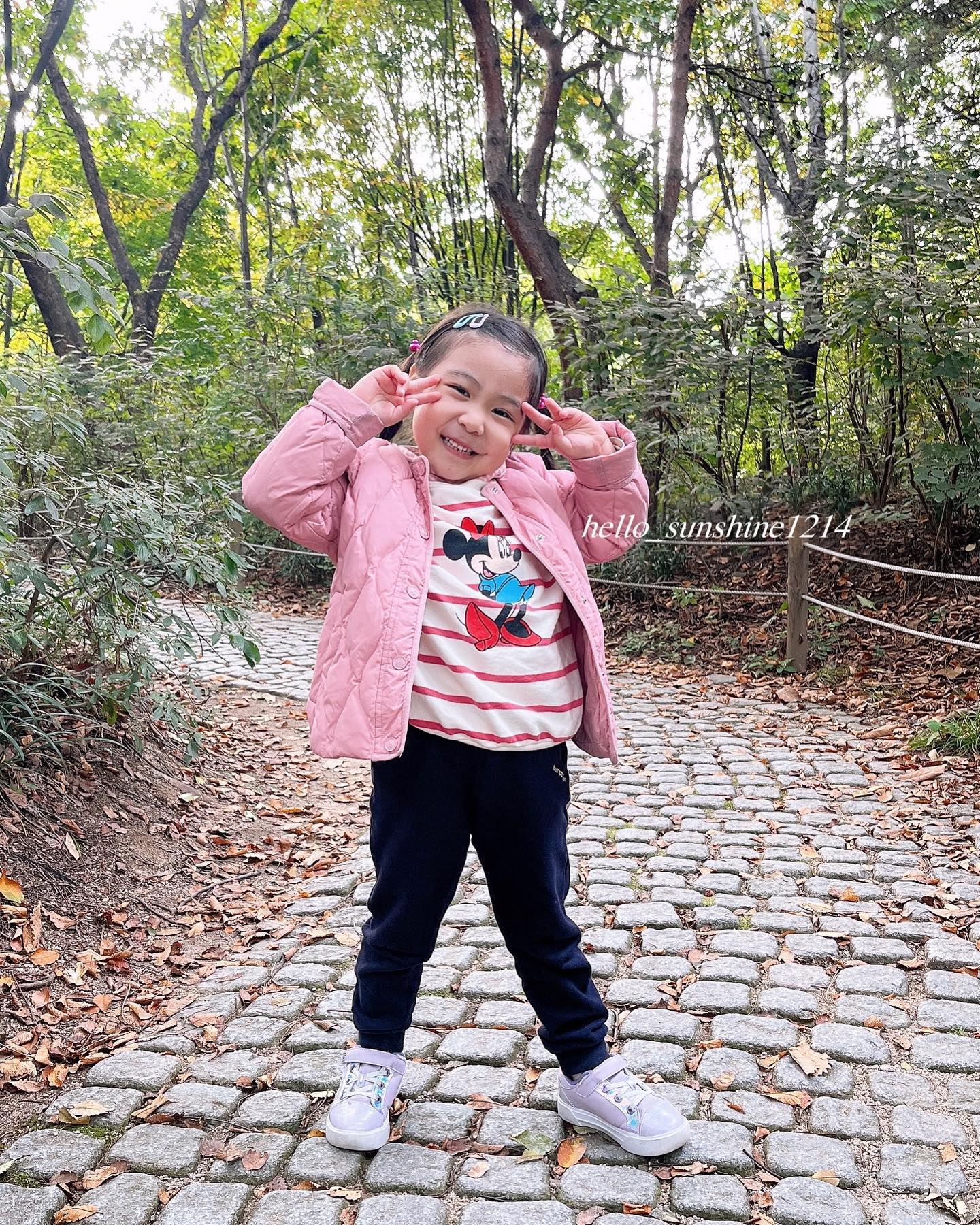 #가을어느날🍁 
걷기 싫다고 안아달라는 꼬맹이에게,

👩🏻: 사진 찍어주면 안아주지롱-! 😝
했더니 ㅋㅋ 바로 포즈를 착 (!) 

그렇게 산책길 한참을 안고 걸었다는 .. 
아름다운(?)이야기가 하고 싶네요🥹

#예쁜여섯살 #여섯살딸 #딸그램👧🏻