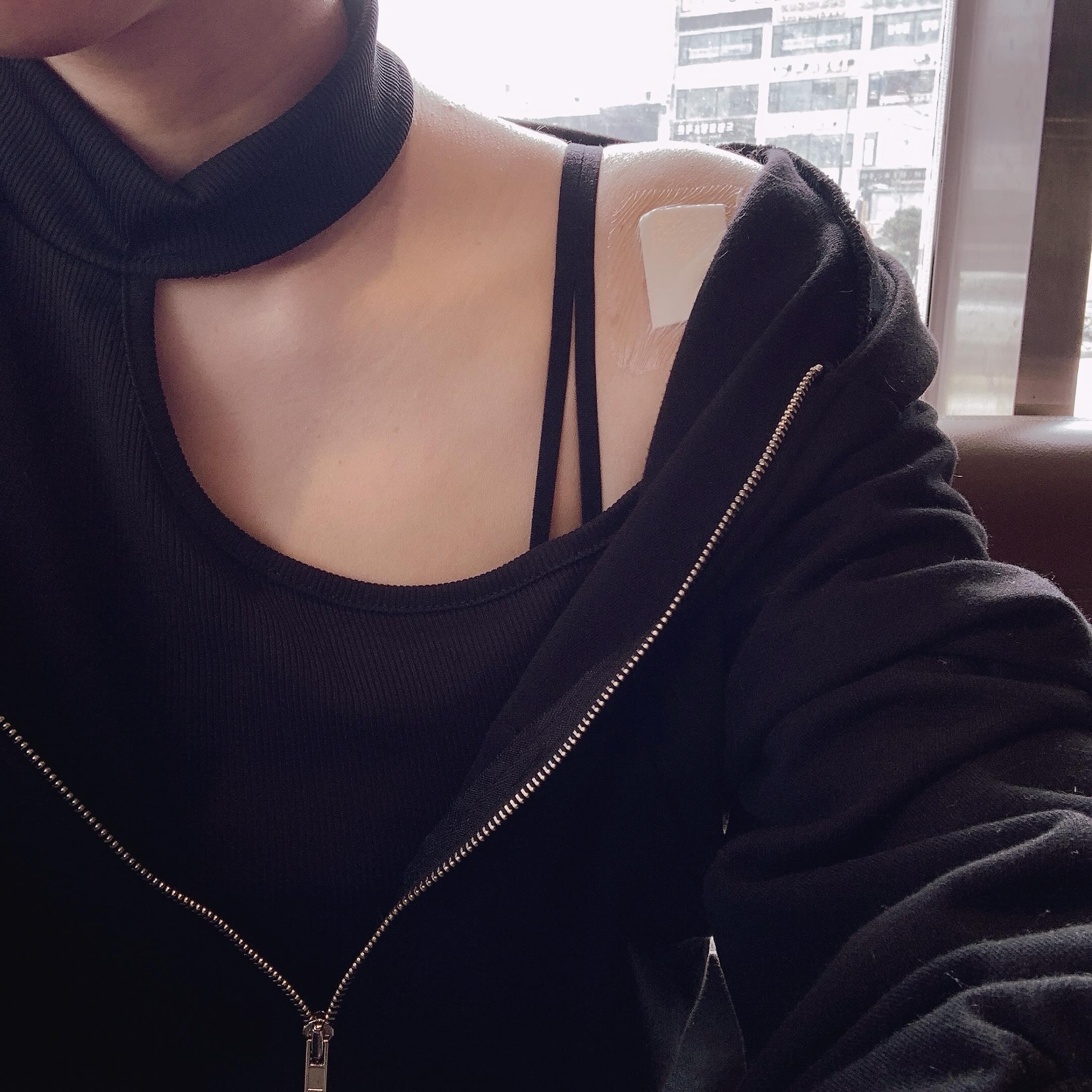 ⠀⠀⠀⠀⠀⠀⠀⠀⠀⠀⠀⠀ ⠀⠀⠀⠀⠀⠀⠀⠀⠀⠀⠀⠀ ⠀⠀⠀⠀⠀⠀⠀
어깨수술 후 2주가 지났다.
드디어! 실밥을 풀었다.
실밥만 풀었을뿐인데, 다 나은것같은 느낌으로
택배를 뜯다가 아프다.
젠장... 조심해야지.
-
-
-
-
#어깨수술 #어깨견봉성형술 #견봉성형술 #어깨통증 #실밥푸는날 #기분좋아 #일상 #소통