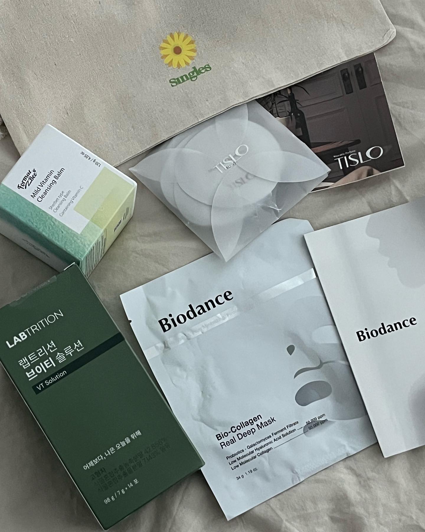 패키지같은 느낌으로 귀여운 파우치에
다양한 뷰티템 받아서 사용을 해보게 되었다😌🫶🏻

🔅어노브 헤어 트리트먼트
🔅티슬로 바디크림 디스커버리 세트
🔅포멀비 마일드 비타민 클렌징밤
🔅바이오던스 바이오 콜라겐 리얼 딥 마스크
🔅랩트리션 브이티 솔루션

#싱글즈파우치#싱글즈파우치9월 #체험단은인품사 #인품사