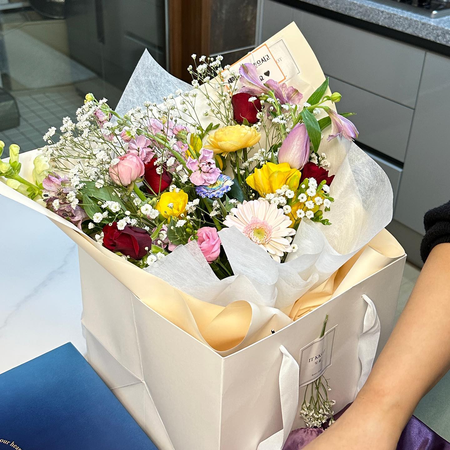 ෆ̇

올해 명절 선물 드리는 겸
양가 집안에 찾아뵙고
며느리, 사위로 맞아주셔서
감사하다는 선물과 편지를 드렸어요!

🤵🏻👰🏻‍♀️ direct.wedding 
 
ʚ 비동행플래너로 편리한 결혼 준비
ʚ 다양한 인기 제휴업체로 선택 고민 끝
ʚ 현금처럼 사용 가능한 캐쉬백 포인트 제도
ʚ 결혼에 대한 모든 정보가 담긴 커뮤니티 카페

#다이렉트결혼준비 #다이렉트웨딩 #다이렉트결혼 #20대결혼준비 #비동행플래너 #비동행웨딩 #양가첫인사 #선물