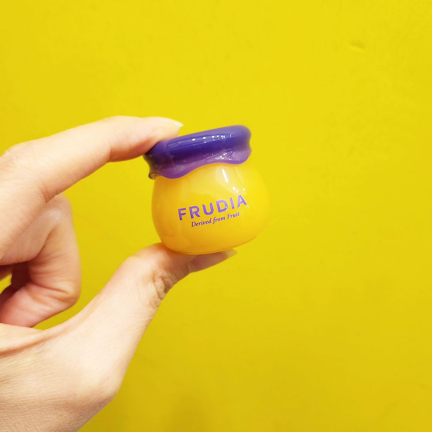 #협찬 frudia.official #후르디아 #립밤

날씨가 건조하고 추워지니 입술이 건조하고 각질이 생기더라구요~ 
입술관리를 위해 바르기 시작한 올리브영 꿀과즙 립밤 후르디아 #블루베리립밤 으로 촉촉하게 #각질케어 는 물론 블루베리향으로 향까지 만족스러워 ~♡

귀여운 #꿀단지 🍯 패키지로 귀욤뽀작~♡
반투명 쫀득한 잼타입으로 즉각적인 고보습 꿀코팅으로 매끈 촉촉 립 완성~♡

자기전 발라주면 아침세안시 부드러운각질제거 완료까지 !!

입술이 건조하고 각질관리, #고보습립밤 이 필요하다면  #올리브영립밤 강츄~~~!!

#건강 #주방 #리빙  #먹방 #일상 #올영립밤  #08L #가구 #lipcare #맞팔 #육아 #패션 #뷰티 #frudia #입술각질제거  #lipbalm