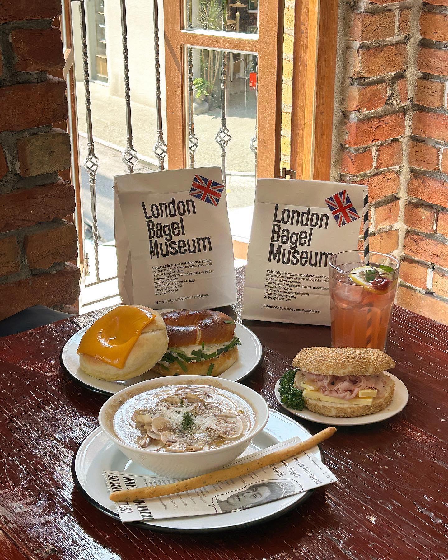 #런던베이글뮤지엄 #🥯🇬🇧

오랜만에 올리는 게시글인데 넘 먹고싶어서 업로드 😇😇
웨이팅 지옥임에도 불구하고 네 번이나 방문한 곳 ,, 
빵 안좋아하는 우리 오빠도 극찬한 곳 - 
진짜 여긴 찐이다 ! 유명한 건 이유가 있어
제일 맛있었던 잠봉뵈르 사먹으러 또 가야징 ~~~ 🤎