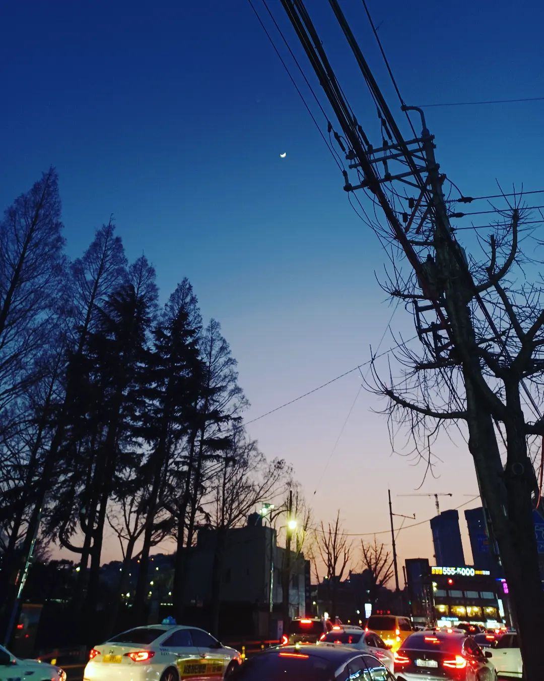 반짝반짝거리는 자동차들 위 홀로 외롭게 빛나고 있는 달 하나♡

#하늘스타그램 #하늘사진그램 #하늘사진 #하늘 
#달사진 #달빛 #달 #반짝반짝
#사진스타그램 #사진계정맞팔 #사진 
#좋반테러 #좋아요그램 #팔로우그램 #팔로우