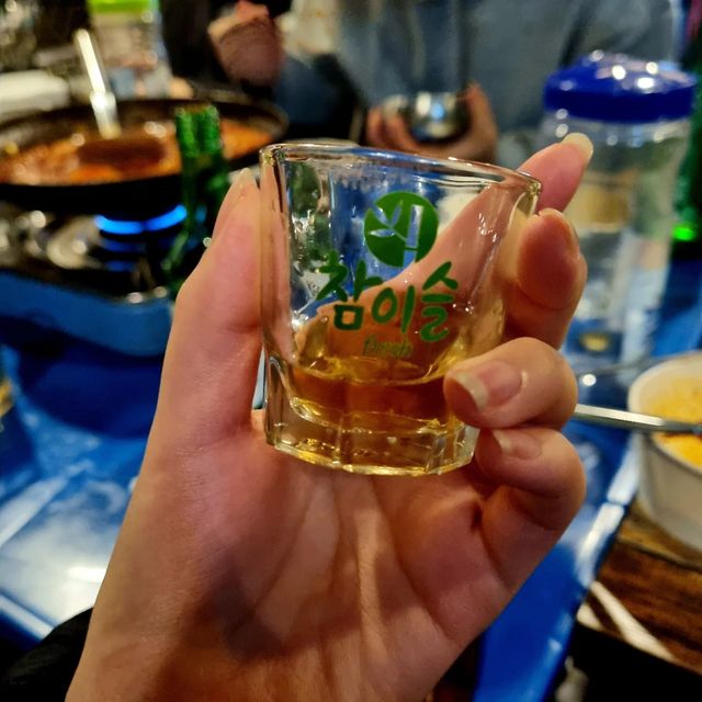 김풀잎 on Instagram: "#광고 잘놀고 잘취한 요즘 ^^ 술자리에서, 집에서 혼술할때 숙취가없어서 너무좋다! 황칠나무 20살짜리로 만든 황칠타 한포 먹거나 타마시명 끗! #숙취해소제 #숙취해소법