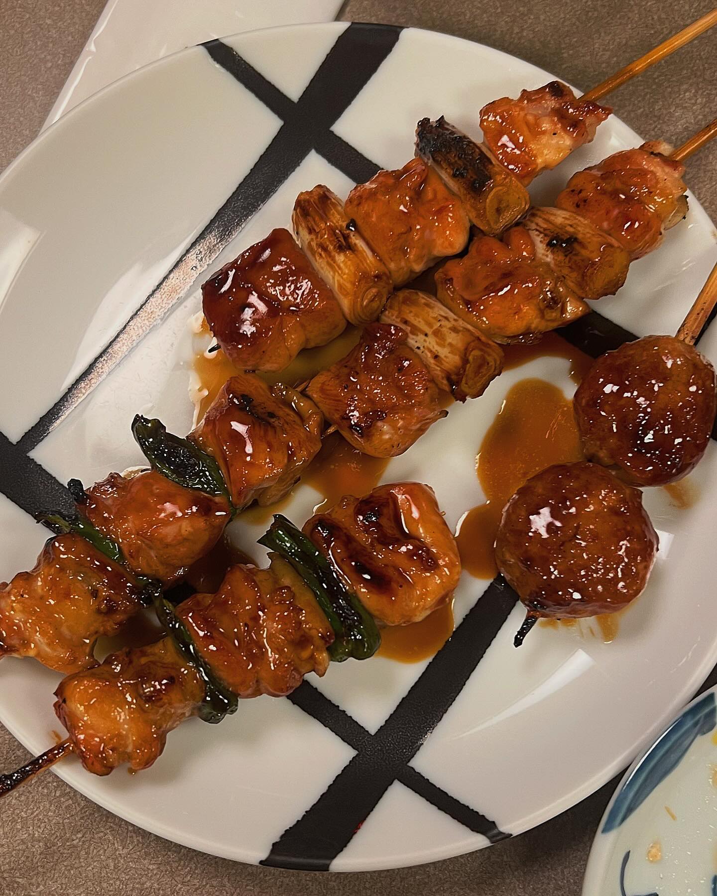🇯🇵도쿄 맛집_뉴토리긴

닭요리, 꼬치 맛집 🐓
긴자가면 여기 무조건 가기, 아 아니지 도쿄가면 여기 무조건 가기🤙🏻

뉴토리긴 2개의 지점이 붙어 있어여
본점 쉬는 날 옆 지점 오픈 힛!

대파닭꼬치, 닭연골, 닭날개
닭솥밥 무조건 먹어줘야하고요~
두부랑 곱창전골도 맛있어요
맛없없느낌!!
곱창전골은 일본에 식당마다 메뉴에 있는 느낌이더라구요~
곱창 못먹는데 순대 내장느낌으로다가 맛나게 먹어짐당
냄새 안남!>_<

꼬치는 솔트냐 소스냐 고르면 되는데, 무조건 소스 추천!!
타래소스 최고👍
