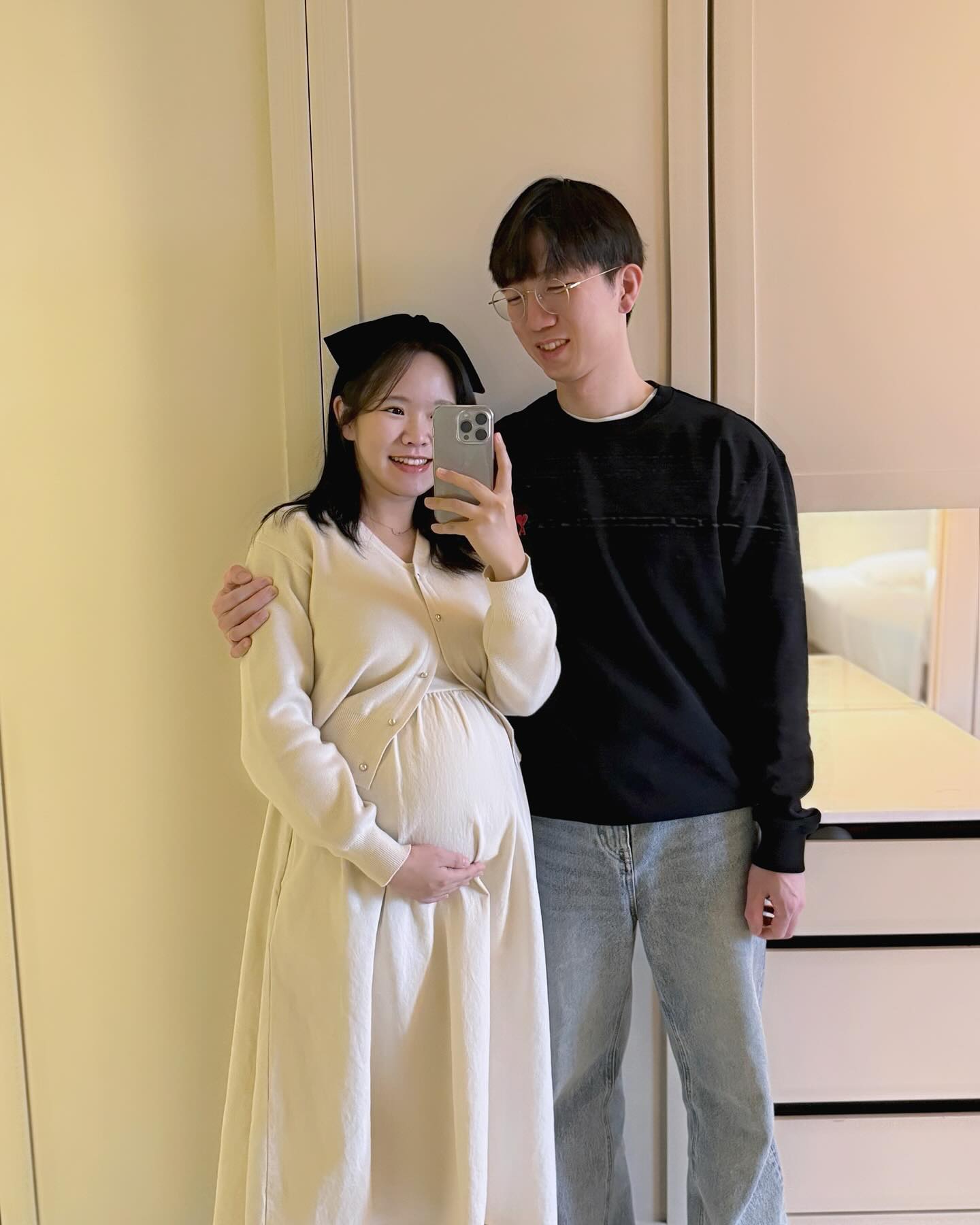 미리 해피 결기👩🏻‍❤️‍👨🏻
2월 19일이지만 그때가 되면 도저히 못 갈 거 같아서
미리 다녀온 결혼기념일 기념 호캉스

최소 한달에 한 번 이상은 캠핑이든 예쁜 숙소든 
1박이상으로 놀러 다닌 밖순이인데
22주부터 짧은 경부 길이로 입퇴원+눕눕생활 시작
생각지도 못한 이른 휴직에 태교여행이 뭔가요..
집에만 있으면서 괜히 우울해지기도 했었는데
오빠가 가자!!라고 결정 땅땅해주고 급 예약해준 호텔
(가끔 튀어나오는 결단력 너무 좋다♥)

그리고 며칠 전 다녀온 병원에서 경부길이 1.7cm로 갱신,
지겨운 약간의 피비침도 보여서 가야되나 말아야되나 고민했지만
가서 얌전히 쉬다오라는 선생님 허락하에 갔다왔다ෆ 
씨메르는커녕 정말 가만히 누워 즐기기만(?) 하다 온..ㅎ
이럴거면 룸온리로 예약할걸🙃
수영복도 환불함^^

만삭임산부는 움직이기만 하면 숨이 차서 힘들었지만
그래도 오랜만에 콧바람쐬서 매우 즐거웠고
알콩이도 즐거웠는지 역대급 태동..!!!!!!!!!!!!!
그리고 집에와서 다시 눕눕 시작이지만.. 할 수 이똬!

내년 결기엔 둘이 아니고 셋이겠지👩🏻‍❤️‍👨🏻👶🏻
아, 셋 아니고 넷🐶

#34w3d 
#태교여행 #태교호캉스 #파라다이스시티