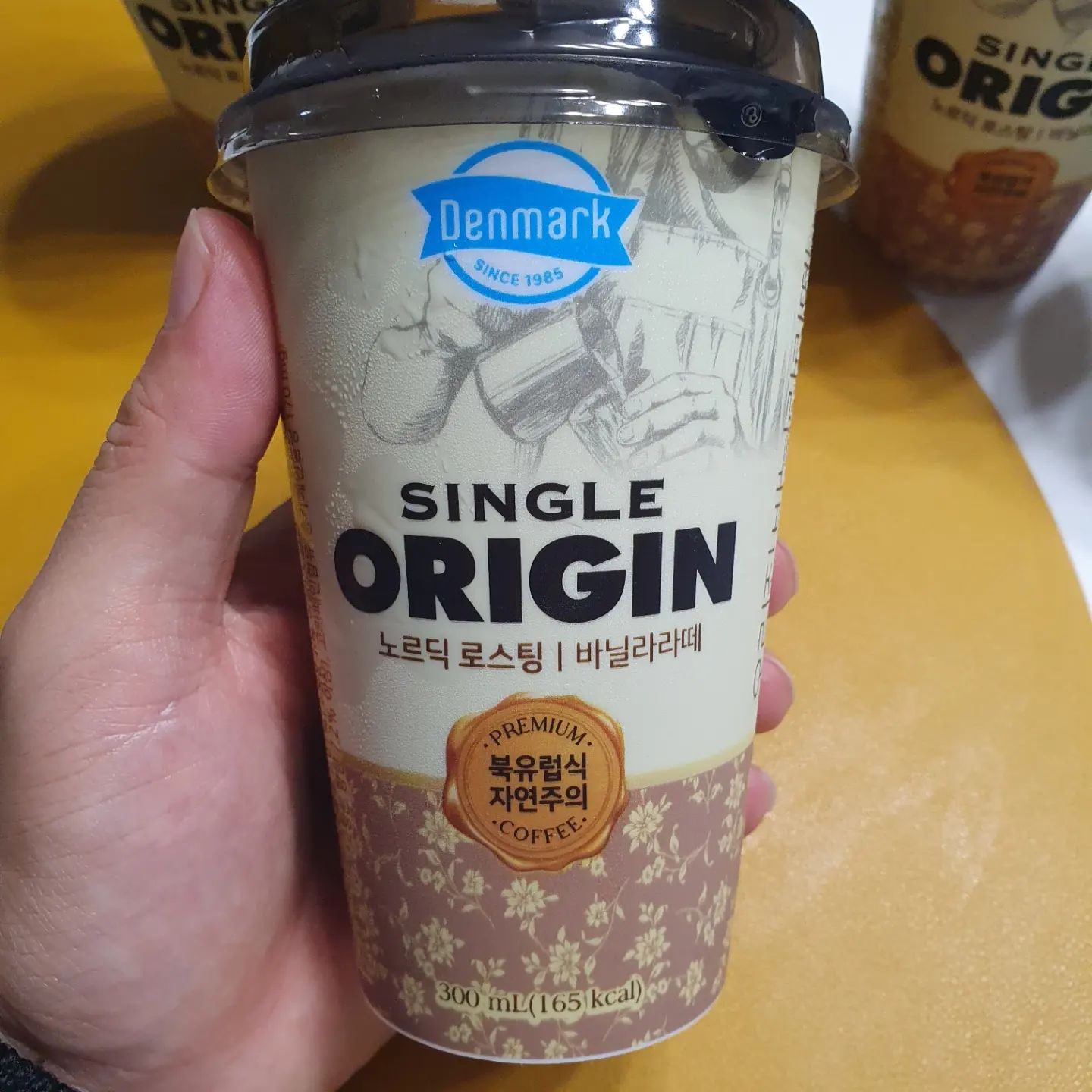 #할인구매 fresh.denmark #덴마크오리진 #북유럽커피

피곤할 때 요즘 즐겨먹는 홈커피예요.
스위티하고 부드러운 맛이 목넘김을 상큼하게 해서 기분좋더라고요.
바닐라라떼가 너무 달지 않고 적당해서 일과 후 맥주 대신 커피로 개운하게 하루를 마무리하고 있답니다.^^

#편의점커피 #프리미엄커피 #맛있는커피추천 #덴마크오리진 #싱글오리진커피 #바닐라라떼추천 #나만의피로회복제 #하루힐링타임 #돌체라떼도다음에먹어봐야지 #싱글오리진 #오리진 #08L