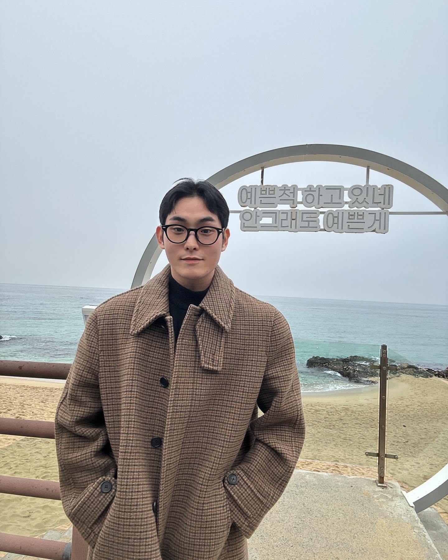 .
2023년을 돌아보며

2023은 좋은 해는 아니었다.
내 생각과는 다른 것들이 많았고 계획이 자주 틀어지고
안 좋은 일도 생기고 많은 관계도 틀어지고

그래도 나름 잘 보냈다. 
처음 찍어본 단편, 웹드라마
수많은 광고들과 프로필 촬영
좋은 사람들과의 인연
아주 좋은 경험과 좋은 기회였다.

내년에는 더 좋은 기회로 좋은 경험이 있으면 좋겠다.

모든 여러분들 2024파이팅🔥🔥🔥
2023. 12. 31
강릉