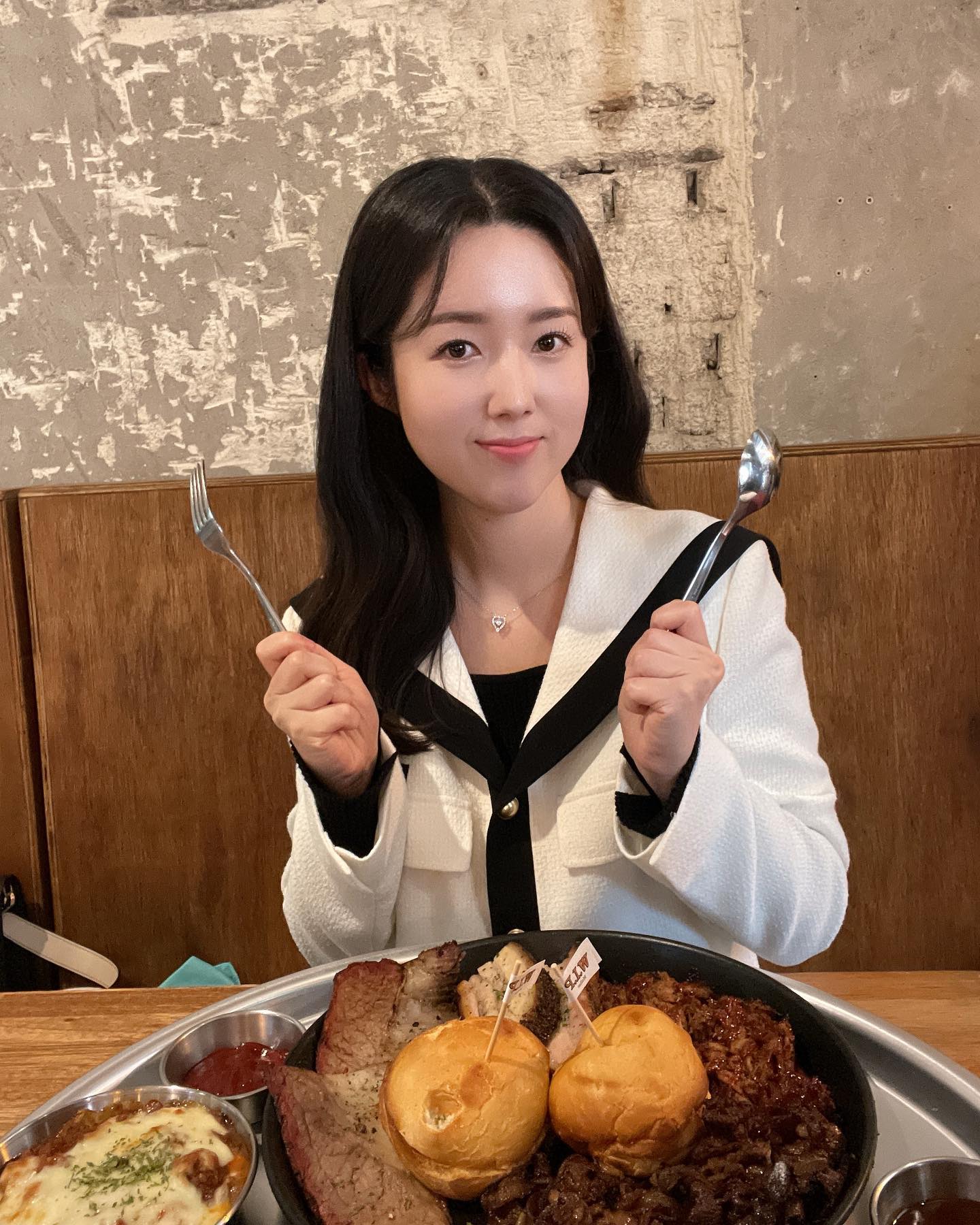 #문래동핫플 추천💓
최근에 문래 다녀와서 핫플 3군데 소개하려고 합니다.

💟wip 윕 문래창작촌
📍서울 영등포구 도림로128가길 9 1층
2인 바베큐 플래터 추천(저녁에만 가능)
귀여운 멍군이도 덤으로 볼 수 있음!

💟베르데커피
📍서울 영등포구 도림로139가길 5 1층
브런치와 카페 둘 다 가능한 곳
적산가옥을 현대적으로 재해석한 인테리어로 편안함과 다양한 볼거리를 제공⭐️
바닐라라떼/얼그레이갸또 추천

💟올드문래
📍서울 영등포구 도림로 433-6
14가지의 국내외 수제맥주를 판매
일제시대에 지어진 목조건물을 수리하여 낮에는 카페, 5시 이후에는 수제맥주펍으로 운영중!
외관부터 완전 핫플 느낌 제대로 분위기 좋은 맥주펍 찾고 있다면 추천‼️