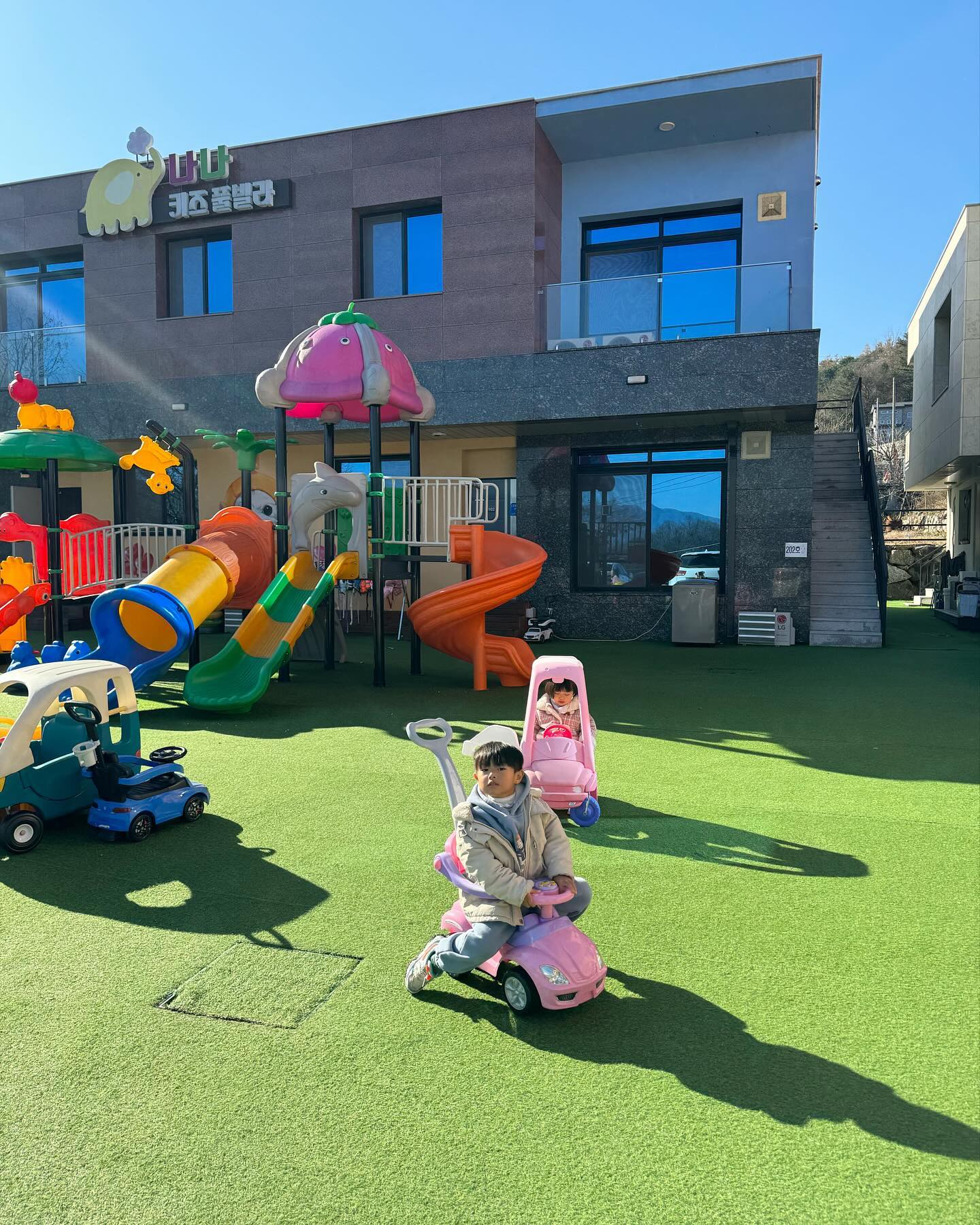 나나키즈풀빌라 🫶
우리가족 n번째 가평여행🧸

그동안 갔던 풀빌라 중에
가장 깨끗하고 아늑하고 편했던 곳

청결도 ⭐️⭐️⭐️⭐️⭐️라서,
눈살찌푸림없이 편하게 놀고
편하게 잘 자고 쉬다온 곳 .

키즈펜션에 조식나오는 곳
처음봤음🫢너무 맛있게 잘먹었어요!

담번엔 더 여유롭게 와서
바베큐 즐기고 가야지 💖

또올게요!!

#가평키즈풀빌라 #가평풀빌라
#키즈풀빌라추천 #키즈풀빌라조식
#키즈풀빌라깨끗한곳 #키즈풀빌라
#가평아이랑 #가평아이랑여행 
#다섯식구 #가족여행