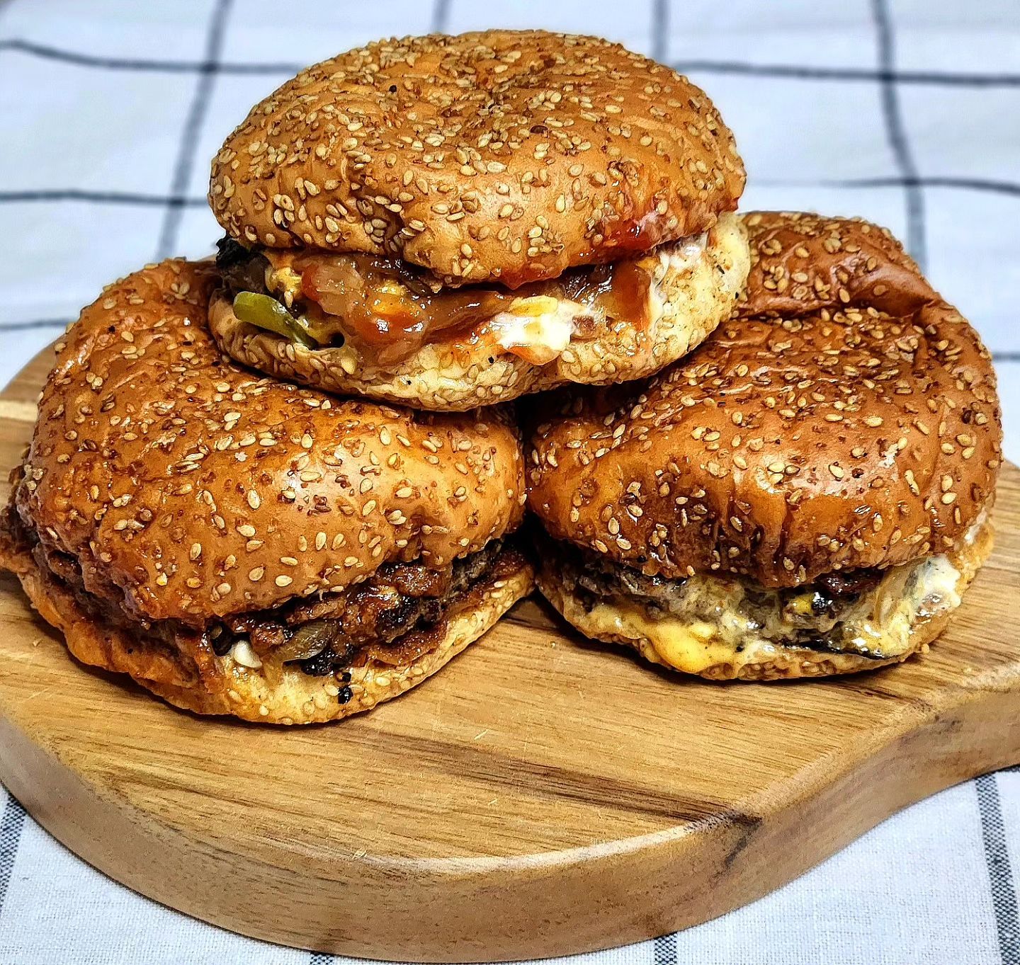📌일산 탄현 힙한 수제버거 맛집 <크립스 버거> 배달 후기

투툼한 패티의 고소한 육향과 육즙이 장난아니에요..!
왜 이제서야 발견한건지 ㅜ

노프레쉬로 양상추나 토마토가 들어가지 않고 오로지 패티와 소스로만 승부!
매장 분위기가 미국의 힙한 분위기라고 하던데 나중에 꼭 방문해봐야겠어요! 

📍크립스 버거
📍베이컨 소세지 버거
📍칠리치즈 버거

🔍영업정보
✔️연중무휴 11:00 ~ 22:00
✔️라스트 오더 21:30
🚩경기 고양시 일산서구 일현로 97-11 판매시설동 172호