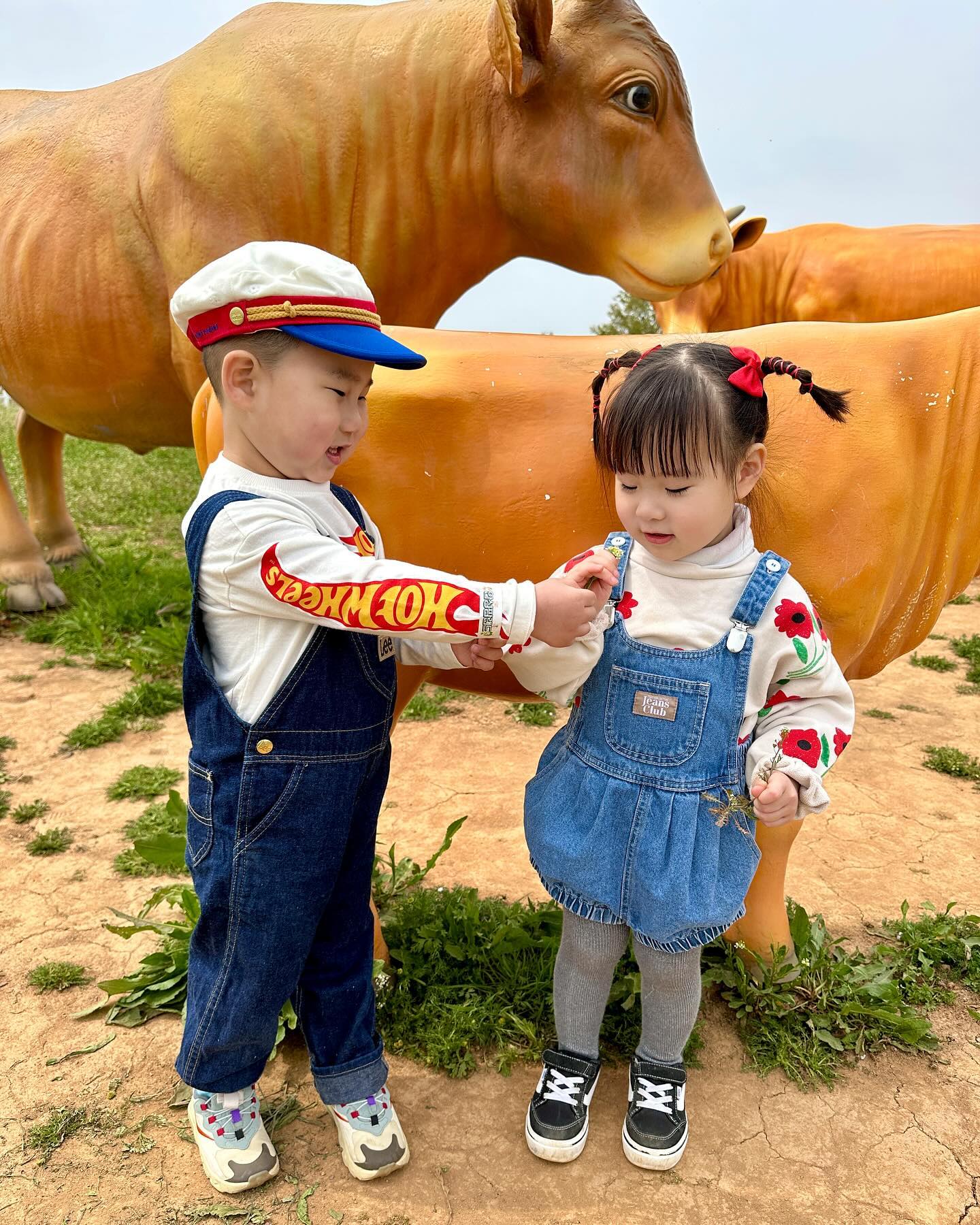 #안성팜랜드#👦🏻👦🏻👦🏻👧🏻#🖤
💐이재이 김채이 커플ㅋㅋㅋㅋㅋㅋ
진짜 어이없고 너무 구여움😝😝😝
ㅋㅋㅋㅋㅋㅋㅋㅋㅋㅋㅋㅋㅋ
뽀뽀하고 쑥스러워 하는거 뭐냐곸ㅋㅋㅋㅋ
참나ㅋㅋㅋㅋㅋㅋㅋㅋ🤗
승준이랑 나무(막대기)심은게 가장 즐거웠다는 재범이랑
소랑 양 실컷봐서 좋아죽겠는 승준이랑
얼굴 익을때까지 재이랑 신나게 돌아다닌 채이까지
모두모두 즐거운 하루💕💕💕💕