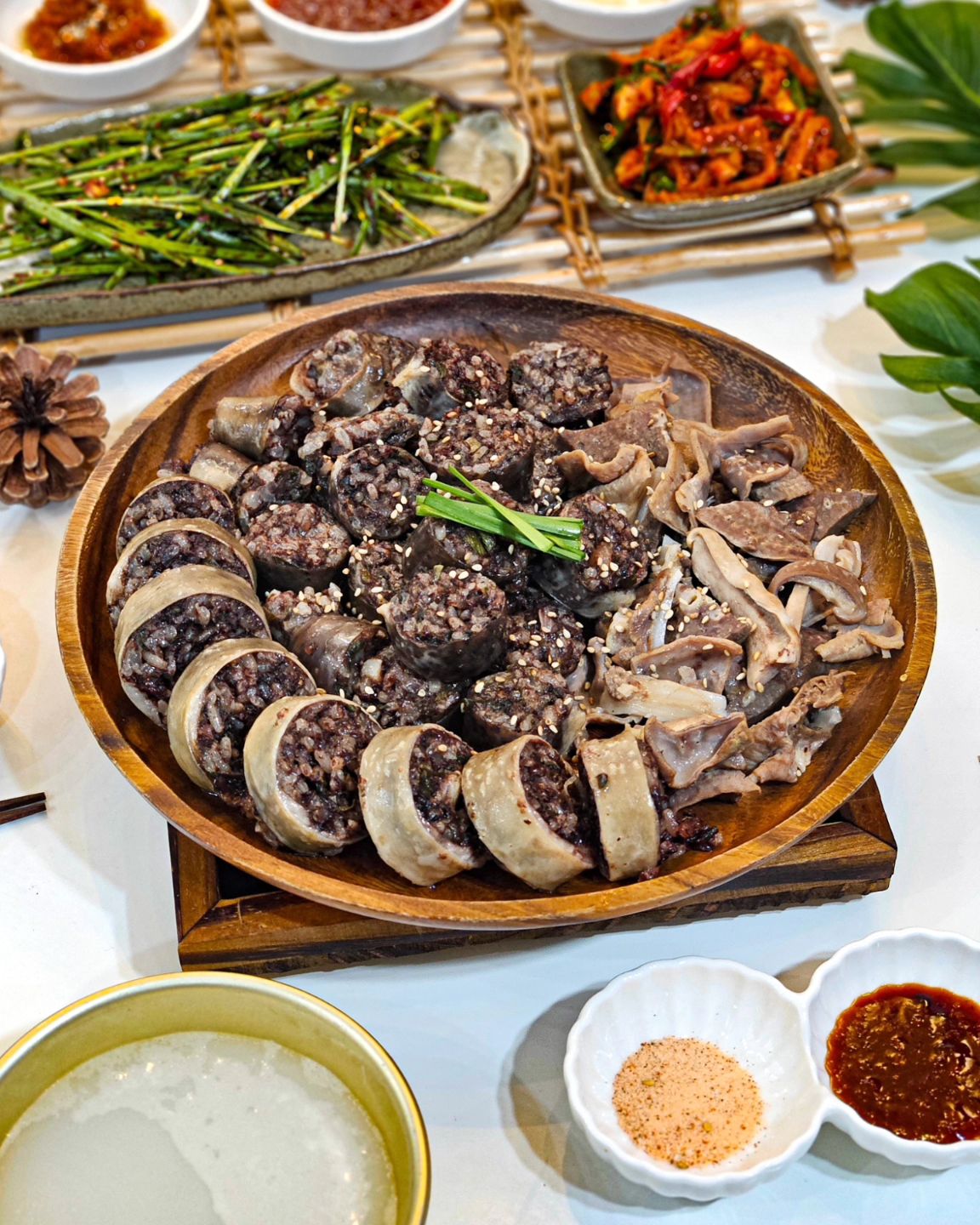#제품제공 #제주라미네순대 #라미의식탁 

일반 순대와는 차원이 다른 제주라미네순대!
저도 닉넴이 라미인데 
가게이름도 라미네 라서 더더욱 관심이 갔는데요ㅎㅎㅎ

당면순대, 찹쌀순대, 막창순대, 부속고기들 패키지로 골고루 맛봤어요😋
당면순대는 속에 우리가 일반적으로 아는 당면이 들어간 순대이지만,
다른 순대들은 속에 찹쌀이들어서 고소하고 두툼하고 쫀득거리고 너무 맛있어요.

특히 막창순대는 찌고나서 한번더 후라이팬에 구워먹으면 완전 고소하고 배로 맛있더라구요!
막창 되게 좋아하는데 막창의 고소함이 잘느껴져서 너무 만족스러웠어요.
저는 4개중 막창순대가 원픽이네요👍

동봉되어있는 소스랑도 너무 잘어울리고,
보쌈용 무김치랑 부추무침  같이 곁들여 먹으니 느끼함도 잡아주고 넘 맛있엇어요🙂

✔️
jeju_ramine 

#제주라미네 #제주라미네막창순대 #라미네순대 #순대 #찹쌀순대 #막창순대 #모듬순대 #순대맛집 #순대주문 #캠핑음식