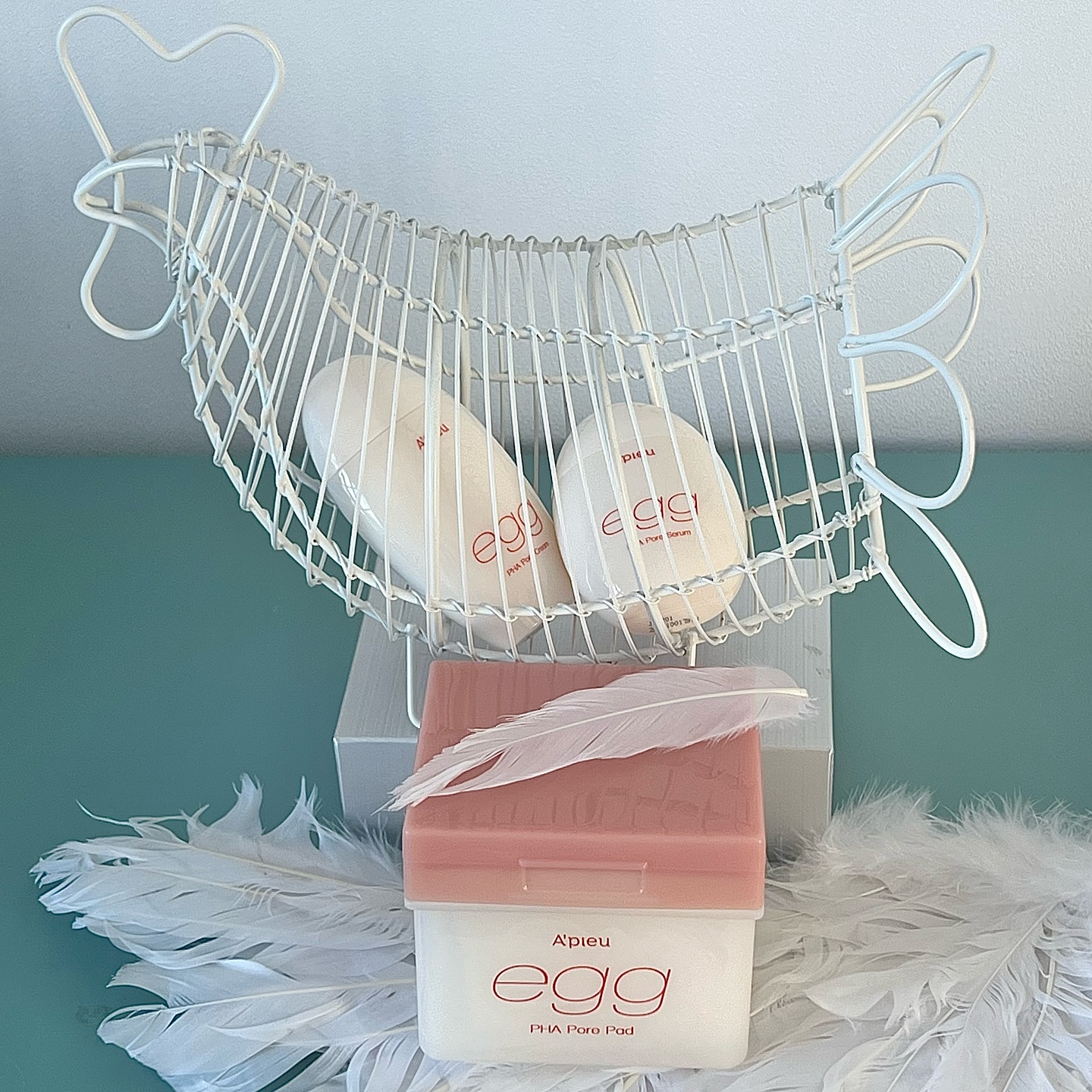 #제품협찬 apieu_cosmetics 

어퓨 스킨케어 신제품! 
이름부터 쏘큐트한 깐달걀라인…🥚🤍
쌓인 각질과 피지는 비우고
착색 흔적 지우고 
모공을 조여주는 어퓨만의 모공 탄력 케어로 깐달걀 피부를 완성해보아요🧏🏻‍♀️

베리의 원픽은 기초 전에 슥슥 닦는 간편한 닦토 패드🤍

#깐달걀피부 #모공케어 #모공탄력 #스킨케어 #슬로우에이징 # 에이블리추천템