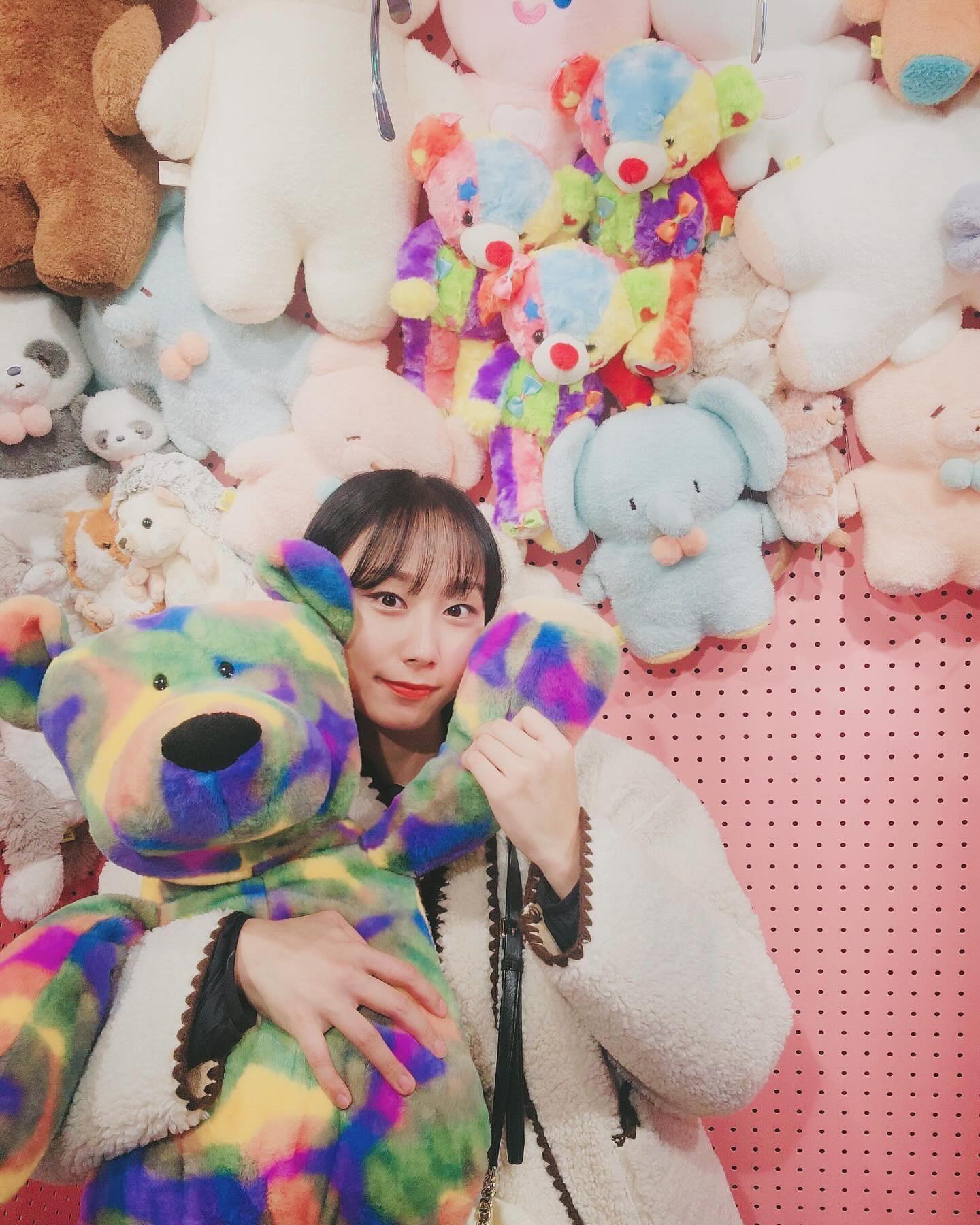 #협찬  playinthebox_official 
더현대 인기 팝업 #플레이인더박스
🌟강남 코엑스 입점🌟

🩵플레이인더박스_코엑스점 100% 즐기기🩵
✅이색 네컷사진 포토부스
세탁실, 라커룸 등 다양한 포토부스에서 콜라보 포토 프레임으로 사진 찍기📷
✅캡슐토이 
66개의 다양한 캡슐토이 가챠뽑기🎉
✅굿즈샵
피규어,키링,인형,스티커 등 팝업 굿즈 외에 
다양하고 귀여운 굿즈 판매 중🌸
✅리코더팩토리 X 플레이인더박스 팝업
굿즈 덕후들 사이에서 유명한 리코더팩토리팝업 
23.12.23 ~ 24.01.18 운영ꯁ
🩵플레이인더박스 이벤트🩵
📌리코더팩터리 
1원 이상 구매 시 한정판 봉투 + 스티커 제공
1만원 이상 구매 시 코코풍선 제공
2만원 이상 구매 시 최대 36000원 짜리 투게더 팩 받을 수 있는 행운의 럭키 드로우 참여 가능
📌코코즈 랜덤 박스 이벤트 
12.20일 부터 판매 예정인 혜자로운 구성의 랜덤박스 (선착순 수량 소진 시 마감)
❗️1월 수원 스타필드 오픈 예정

#코엑스 #플레이인더박스코엑스 #코엑스팝업 #리코더팩토리 #리코더팩토리팝업 #서울팝업 #서울1월팝업 #서울가볼만한곳 #서울놀거리 #코엑스가볼만한곳 #코엑스놀거리 #서울핫플 #서울핫플레이스 #like #instalike #followforfollowback #follow #강남코엑스 #선팔 #daily #맞팔댓 #좋반 #팝업스토어