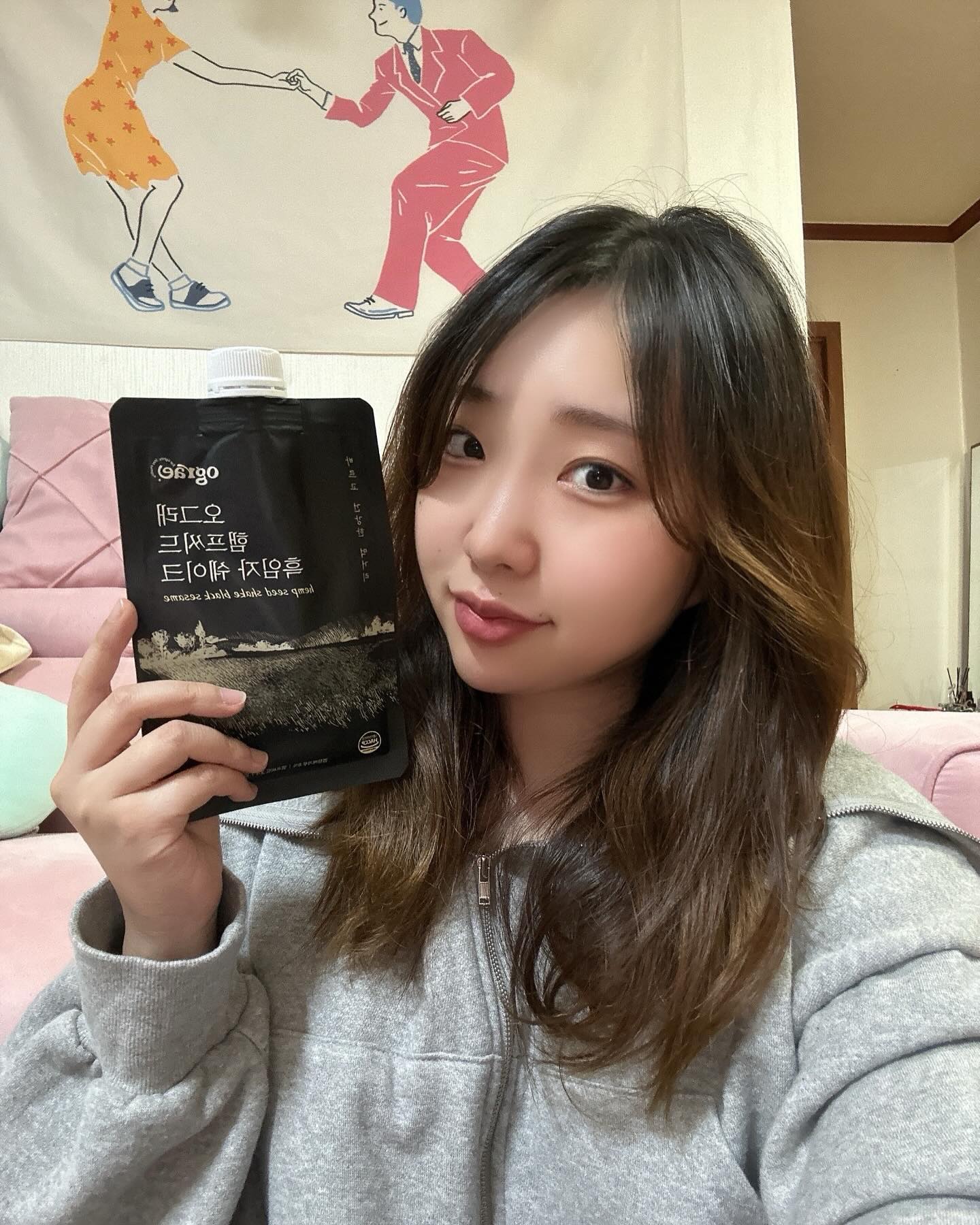 #광고 < 오그래 햄프씨드 흑임자 쉐이크 > 먹어봤어요💟

평소에 잠이 많아서 아침 밥을 거르시는 분, 다이어트 하시는 분들에게 식사대용으로 추천해요❕❕

[흑임자 맛/ 곡물 맛]으로 있으니 취향껏 선택해서 드셔보세용!! 

저는 출근해서 먹으려고 가방에도 하나 쏘옥 넣어놨어요🥰🥰
꺄르르❤️

꼬소꼬소하고 든든하니 간편한 건강식, 영양식으로 딱이에용👍🏻

✅ 오그래 햄프씨드 쉐이크는

✔️ 세계 6대 곡물, 영양 끝판왕 햄프씨드 함유하고 있어요
✔️100% 식물석 단백질 쉐이크로 속편한 하루를 보낼 수 있어요
✔️대체당을 사용한 저당, 저칼로리 단백질 쉐이크에요
✔️부드럽고 고소한 곡물, 흑임자 맛으로 취향 저격입니다!
✔️식품공학박사가 만든 믿고 먹는 식사 대용 레시피입니다👍🏻

#곡물쉐이크 #식사대용쉐이크 #단백질쉐이크 #오그래 #간편식 #아침대용 #다이어트간편식