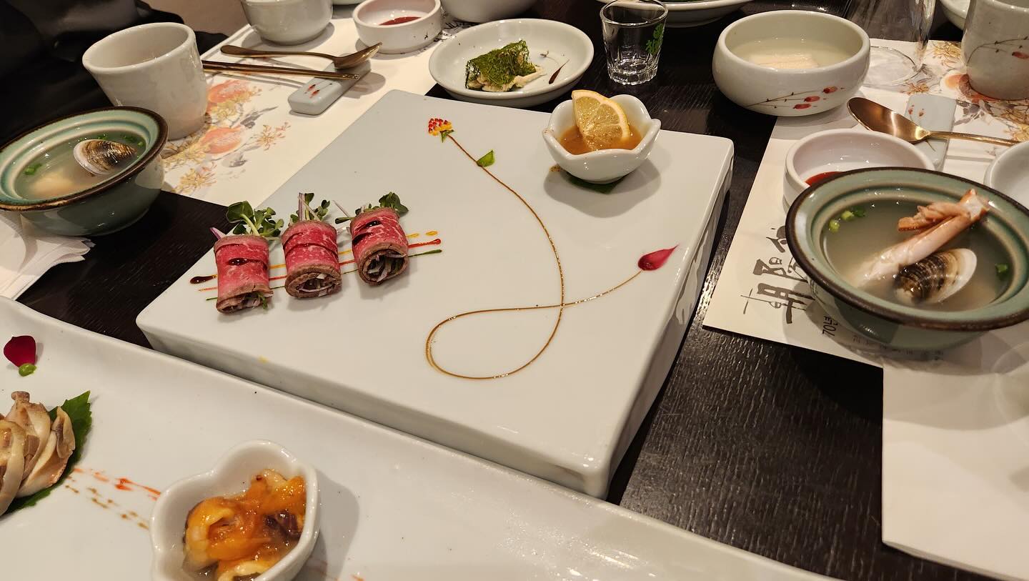 #광고 
중요한 자리 대접해야 하는 자리가 있다면 강남 조양관한정식
룸에서 프라이빗하게 식사를 즐길 수 있고 
코스로 준비되어 있어서 조용히 음식을 즐길고 맛볼 수 있는 곳!!
항상 올때마다 너무 만족하고 갑니다~
계절샐러드, 관자 감태말이, 맑은 해물탕, 구절판, 마 찹쌀구이, 해물과 연어회, 한루 로스편채, 버터구이, 바다장어 강정, 메로 된장구이, 갈비찜 해물볶음, 보리굴비, 영양밥... 
어느것 하나 맛없는게 없는 관 코스정식!! 
특히 녹차물에 밥 말아서 보리굴비 올려서 먹으면 정말 없던 입맛도 살아나는 조양관한정식
가족모임, 상견례 들도 많이 한다고 하는데
다음번에는 부모님 모시고 와야겠어요 ^^
.
.
.
#한정식 #한정식맛집 #서울한정식 #강남맛집 #강남한정식 #강남역한정식 #강남연말모임 #연말모임 #연말모임장소 #연말모임장소추천 #상견례장소 #강남상견례 #강남모임장소 #모임장소 #가족모임 #강남회식 #한정식코스 #한정식집 #조양관 #조양관한정식