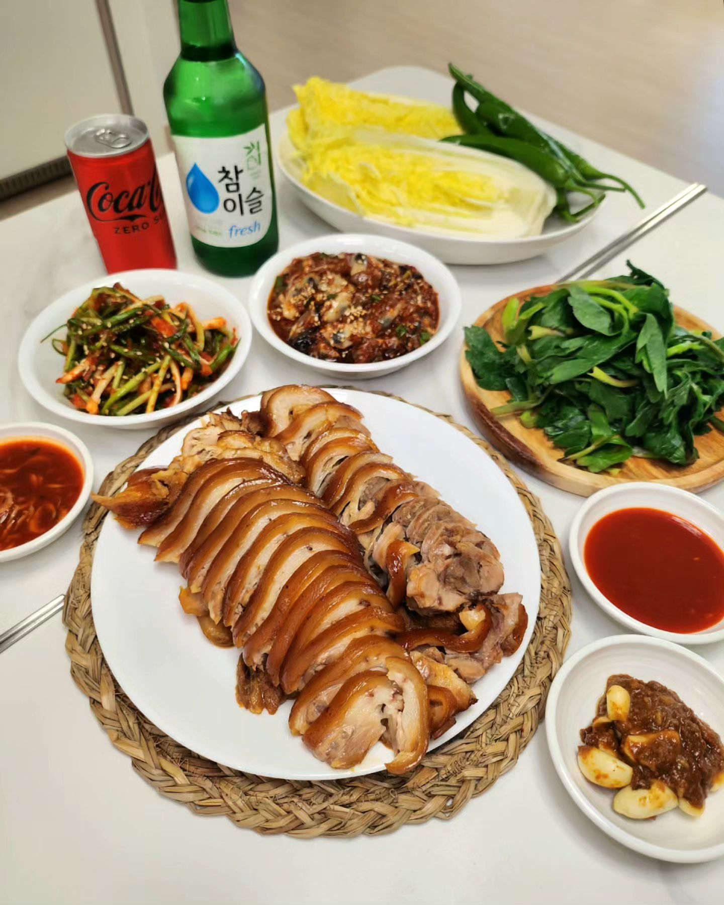 #슬이네🍚🥢🍺
불금 메뉴는 시장 #만원족발 🍖💸

원래 오늘 정해 놓은 저녁 메뉴는
삼계죽에 도토리묵 무침 이었는데..

남편이랑 시장 반찬가게 가서 묵 사는데
딱 보인 지나칠 수 없던 #굴무침 🦪

굴무침 샀는데 묵 이랑은 안 어울려서
시장표 갓 삶은 #족발 만원 짜리! 
이거 진짜 #갓성비 🤩👏👏👏

쌈배추도 사고..
자연산 #방풍나물 데쳐서
초장 콕 찍어 같이 먹으니 너무 향긋하다😭

도토리묵 무침과 삼계죽은.. 내일 먹기로....😂

.
.
.
.
.
.
.
#집밥#홈쿡#신혼#신혼밥상#저녁밥상#신혼저녁밥상#홈술#노동주#안주#술상#맛스타그램#쿡스타그램#먹스타그램#가정식#자취요리#선팔맞팔#먹팔환영