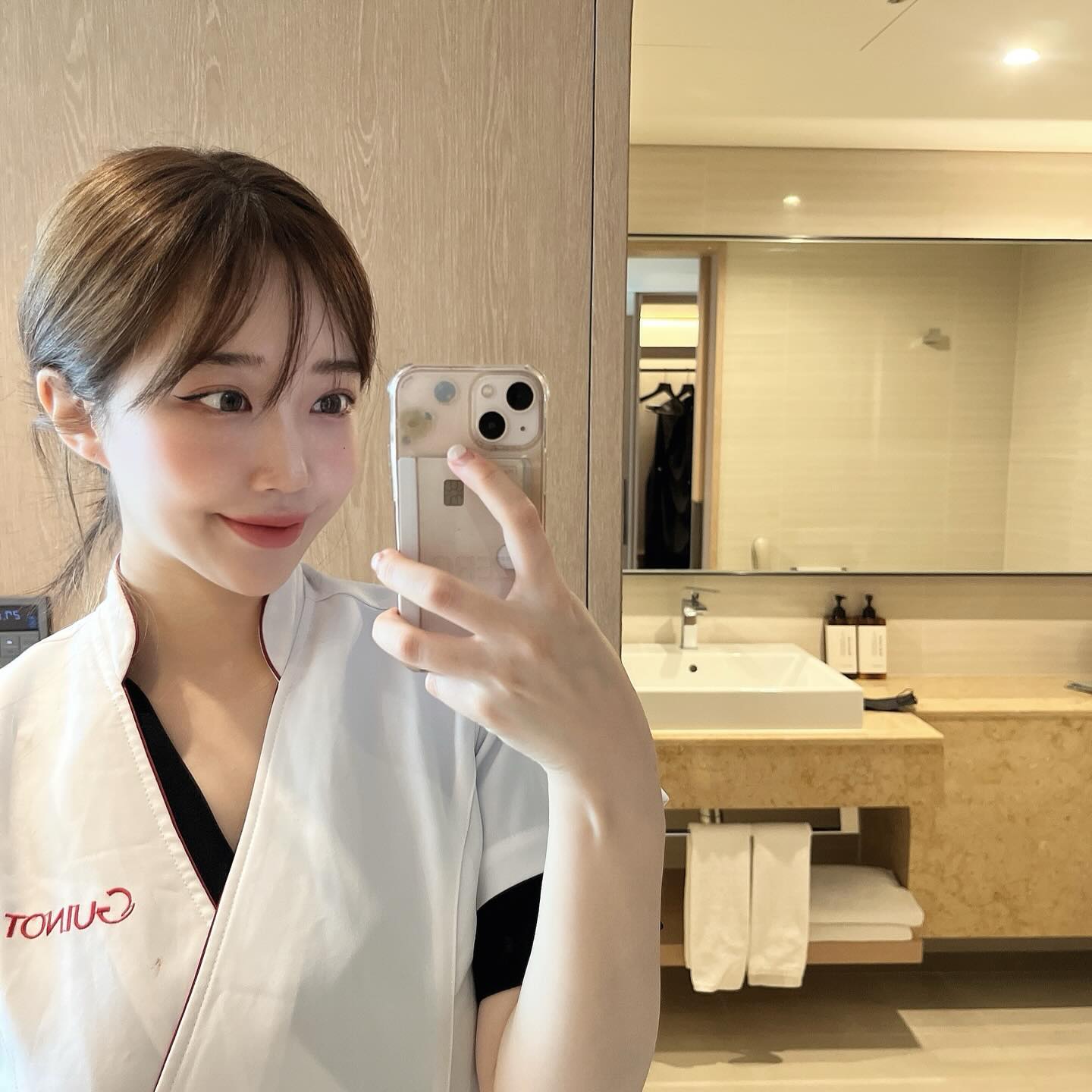 VIP케어 고객님들께 뱀부 경험해드리기 🎋
손보다 더 깊게 들어가는 아니마뱀부테크닉은
어딜가도 환영받는걸 체감했습니다 :) 

가운이 아쉬웠다 •• 
좋은 경험하게해준 매니저님께도 감사합니다 🙏🏼 

animabamboo_official 

#뱀부테라피 #에스테틱교육 #테라피스