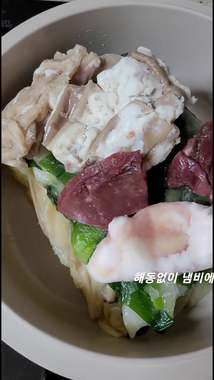 #협찬 
완전 대박인 #곱창전골밀키트 #성수노루 맛집 그대로 너무 맛있네요🤩😋👍

야채들이 -35℃ 급속냉동으로 세포가 파괴 될 틈 없이 초고속 동결하여 일반 밀키트와 다르게 신선함이 살아있어요. 

곱창전골이지만 곱창 외에도 대창, 염통, 깐양 등 재료가 풍부해서 #손님초대요리 로 준비해도 좋을 것 같아요🙂👌

해동할 필요없이 냄비에 재료들 바로 담고, 물만 넣어 조리하면 되서 진짜 간편하구요~ 양념장에 사골농축액이 함유되어 물만 넣고 조리해도 깊은맛을 느낄 수 있어요. 

#성수노루곱창전골 은 식품안전관리인증원 HACCP인증을 받아 위생적인 환경에서 청결하게 제조되어 온가족이 안심하고 먹을 수 있답니다! 

원육,소스,야채까지 냉동이라 제조일로부터 9개월 넉넉한 소비기한으로 냉동실에 쟁여놓고 먹고싶을 때 꺼내 먹기 좋은 #쟁여푸드 로 추천해요👍👍👍

#곱창전골맛집 #소곱창전골 #캠핑음식 #곱창전골 #한우곱창전골