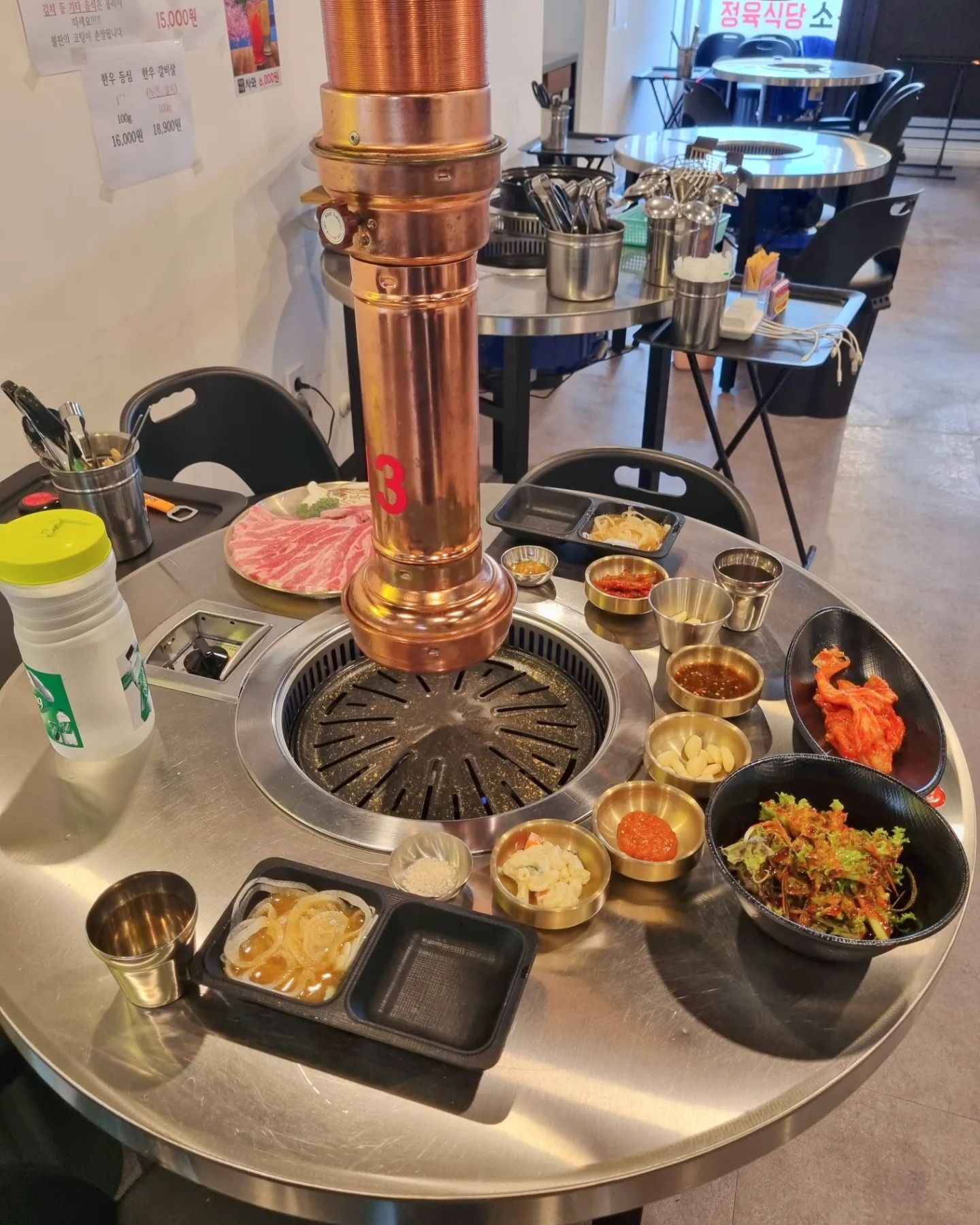 파주 문산 고기 맛집! 소풍 정육 식당 소개드릴게요✨️

정육 식당이라서 직접 고기를 고를 수 있는데
고기 질이 너무 좋아서 정말 만족스러웠던 것 같아요!

가격도 저렴한데 양도 많아서 배부르게 먹을 수 있답니다😊

후식으로 계란찜이랑 비냉까지 먹었는데 완전 맛있었어요!

한우부터 돼지고기까지 다양하니 꼭 한번 와보셔서
맛난 식사 즐겨보셨으면 좋겠습니다🙌

매장도 넓어서  회식이나 모임으로도 딱 좋아요👍
위치도 문산역 앞이라 접근성 짱짱입니다

#문산역맛집 #문산맛집 #정육식당 #파주정육식당 #문산고깃집 #소풍정육식당