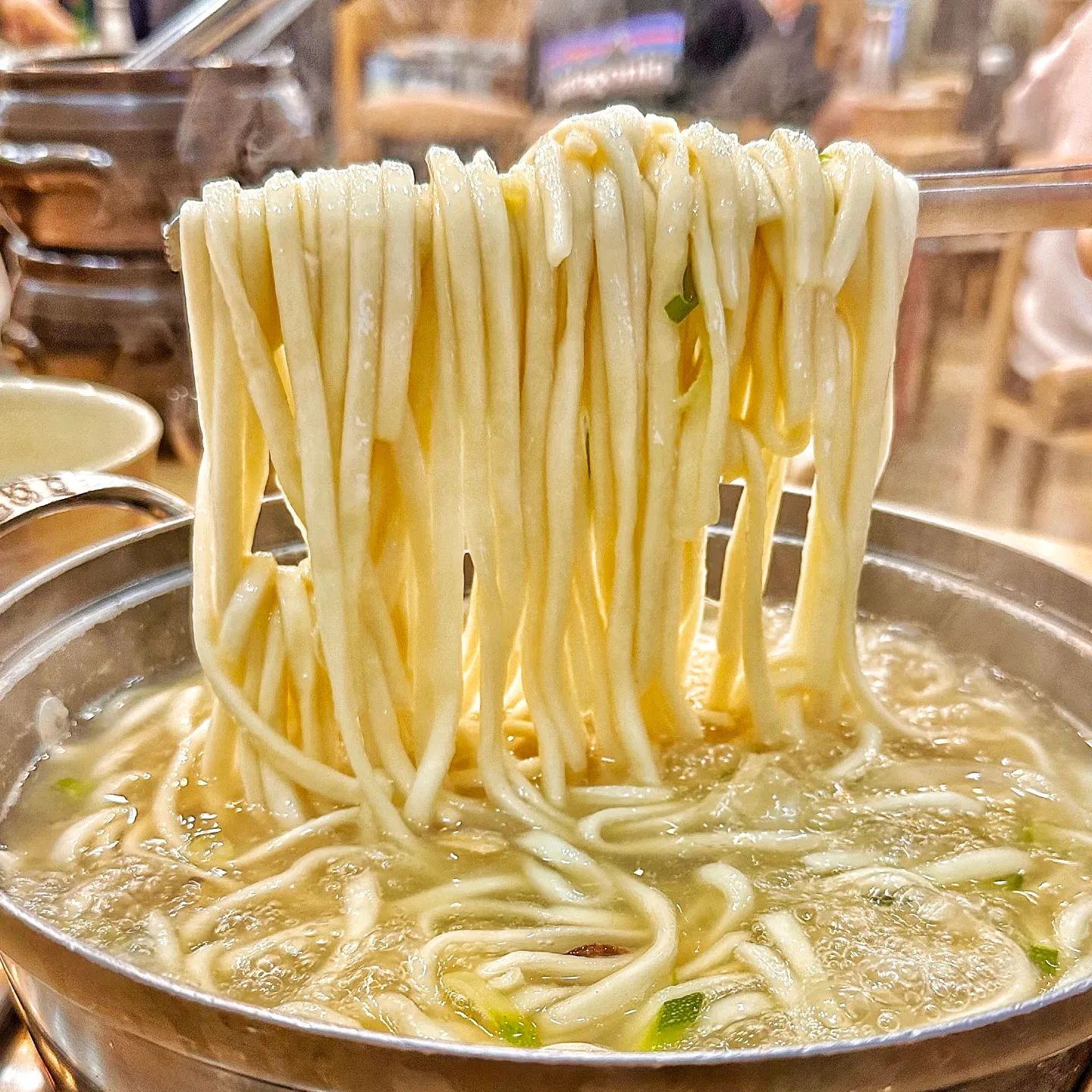 .
면성애자들 주목!🍜
양주현지인 맛집 #밀밭칼국수 

넓은 주차장을 가득채운 차들과 웨이팅 번호에 압도당한 밀밭칼국수!

입구에서부터 맛있는 냄새가 진동을 하더라구요, 비주얼은 엥 그냥 칼국수아닌가? 했는데 국물 한입먹으면 1차극락, 무생채에 칼국수 후루룩하면 2차극락!!! 그리고 면 아래에 어마어마하개 많은 바지락까지! 양주 가시는 분들은 필수로 들려주세요☑️
양주에 본점과 직영2호점이 있고 주차는 2호점이 더 편하다고 하네요!

🍆 본점 : 경기 양주시 덕정6길 45
🍆 2호점 : 경기 양주시 청담로 231
🍆 바지락칼국수(10,000원)

#양주맛집 #칼국수맛집 #덕정맛집 #옥정맛집 #바지락칼국수 #가지가지
