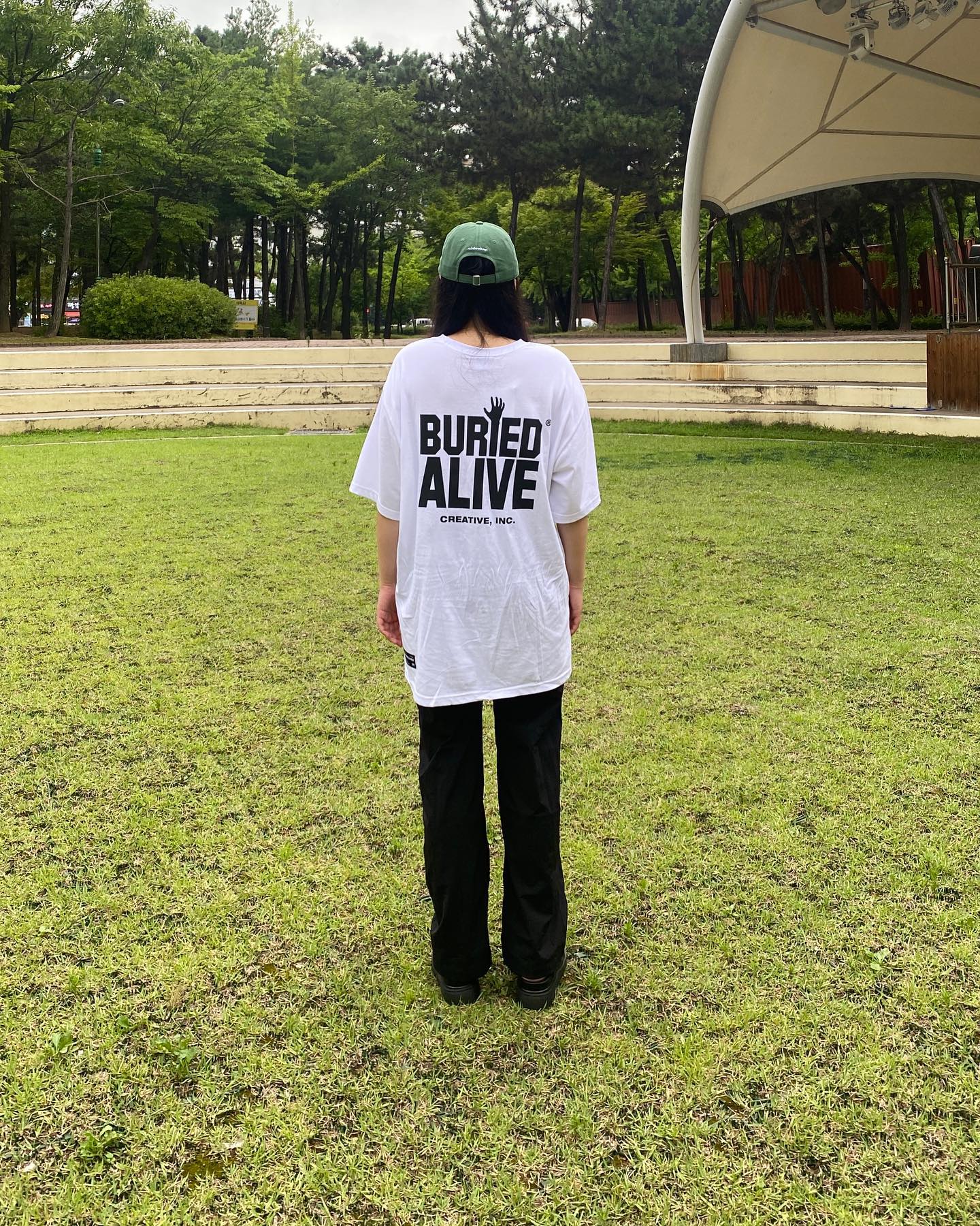 #광고 
buriedalive_brand
⠀
⠀
뒤 프린팅이 너무 매력 있어
등짝으로 다니고 싶은
베리드얼라이브 OG LOGO TEE✌🏻
시원한 코튼 재질에 가볍게 툭 하고
나가도 신경 써서 나간 느낌이 좋다🤍
⠀
⠀
⠀
#베리드얼라이브 #베리드얼라이브반팔 #반팔티추천 #반팔티맛집 #반팔맛집