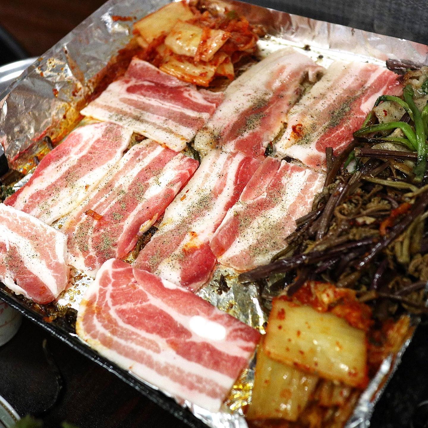 무한리필 미나리랑 냉삼 뿌시러 갈사람?🙌

#배곧맛집 #백년상회
여기는 우리 동네 1티어 국내산 냉삼집으로,
미나리, 고사리 무한리필에 셀프 계란후라이
고사리 묵은지까지 반찬이 너무 잘나오는 곳!

제주산 급냉 삼겹살은 빛깔 미쳤고, 은박지 깐
불판에 올려서 후춫추 뿌려 한입하면 부드럽고
고소한 돼지고기의 풍미가 입안에서 촤르륵✨

밥이 절로 생각나는 짭짤 녹진한 순두부찌개
셀프로 만든 반숙 계란 올려 먹으면 웃음나는
날치알 가득 참기름향 솔솔나는 볶음밥까지❗️
하나도 거를 타선이 없는 #냉삼맛집 입니다🤍

📌백년상회
⏰월~금 16:00 - 24:00 (23:30 라스트오더)
토, 일 13:00 - 24:00 (23:30 라스트오더)
📍경기 시흥시 서울대학로264번길 26-18 120,121호
📞031-433-6892

⭕️단체석, 주차, 포장, 예약, 건물 화장실
🏷️급냉 제주 삼겹살 14,000원 x 2
🏷️순두부찌개 7,000원
🏷️볶음밥 4,000원

#블로그협찬받았으나인스타리뷰는내뜻 #냥꾸먹방🍴 #배곧신도시맛집 #배곧맛집추천 #시흥맛집 #정왕맛집 #삼겹살맛집 #맛스타그램 #맛집탐방 #먹방 #먹스타 #먹팔