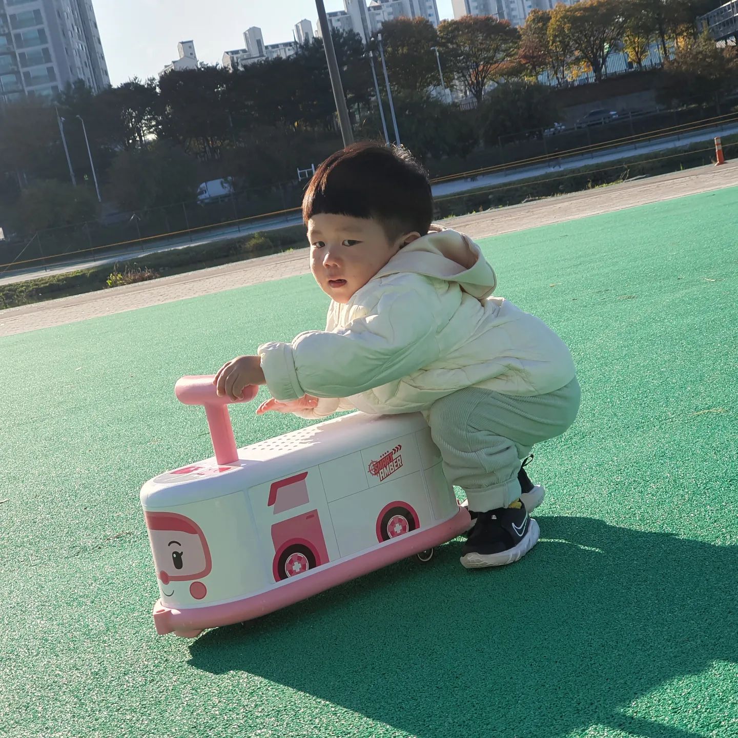 이젠 아빠없이도 잘만놀아요!!
욕심이랑 심술이 좀 많.....이! 늘었지만
그래도 성정기니까 뭐 ㅋㅋㅋㅋㅋ
하지만 아직은 아빠를 매일 찾지만
어린이집 선생님이 그러셨듯 언젠가는 엄마 먼저 찾아주겠지?
그날을 기다리고있을게😊