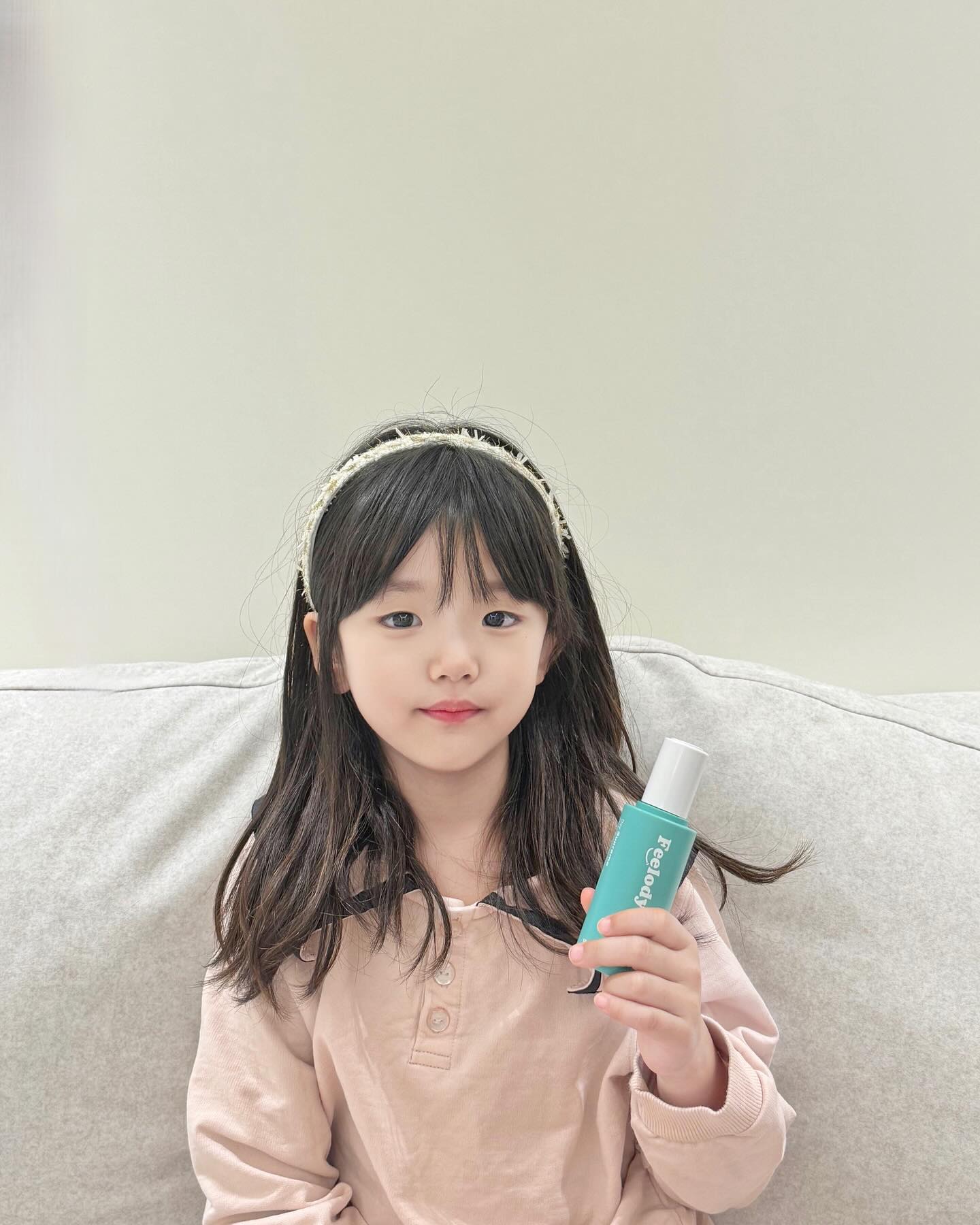 #협찬 

요즘 날씨가 따뜻해져서 너무좋은데 피부가 탈까봐 걱정되더라구요
그래서 혜린이와 함께 같이 챙겨바르고 있는 필로디 데이 슈프림 멀티에센스 선스크린!
필로디 데이 슈프림 멀티에센스 선스크린은 올인원에센스의 기능과 선크림의 기능을 동시에 가지고 있으니 외출전 요거 하나만 바르면되니 너무 편하더라구요
게다가 저자극테스트를 통과한 안전한 제품이라 아이부터 남성까지 온가족 같이 써도되는 제품이라서 더 좋았어요
유분기와 백탁없는 선크림이라 하얗게 안변해서 신랑이 너무 좋아했어요
미백기능도 있고 알로에와 호호바등의 성분으로 진정과 보습에도 좋아서 시원하고 촉촉하게 발려서 혜린이도 거부감 없이 잘바르더라구요
주문하니 그다음날 바로와서 빠른배송이라 너무 좋았어요
패키지도 너무 이쁘고 오토스포이드 타입으로 온가족이 같이 사용해도 위생적이고 좋았어요
은은하게 나는 배향기로 향기도 좋고 크림색도 너무 이뻐서 혜린이가 더 좋아하더라구요
이제 야외활동때도 간편하게 발라줄수있으니 필로디 데이 슈프림 멀티에센스 선스크린으로 우리가족 피부관리해야겠어요!

#선크림 #필로디 #feelody #필로디선크림 #필로디선에센스 #선스크린 #올인원에센스 #필로디데이슈프림선스크린 #유기자차선크림 #수분선크림 #미백선크림 #진정보습 #남자올인원화장품 #남자선크림 #청소년화장품 #백탁없는선크림 #호호바 #골프선크림 #유기자차선크림